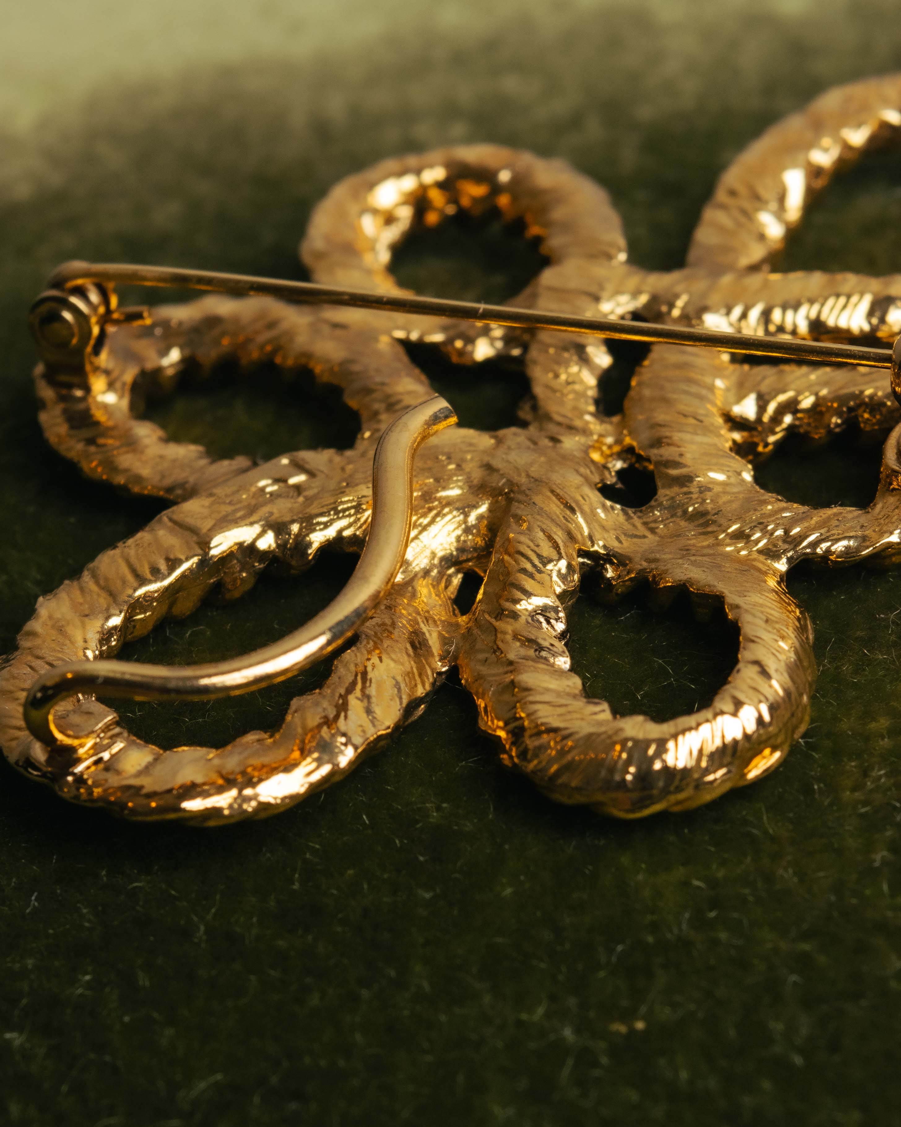 “Yves Saint Laurent” 90’s Gold rope motif flower brooch