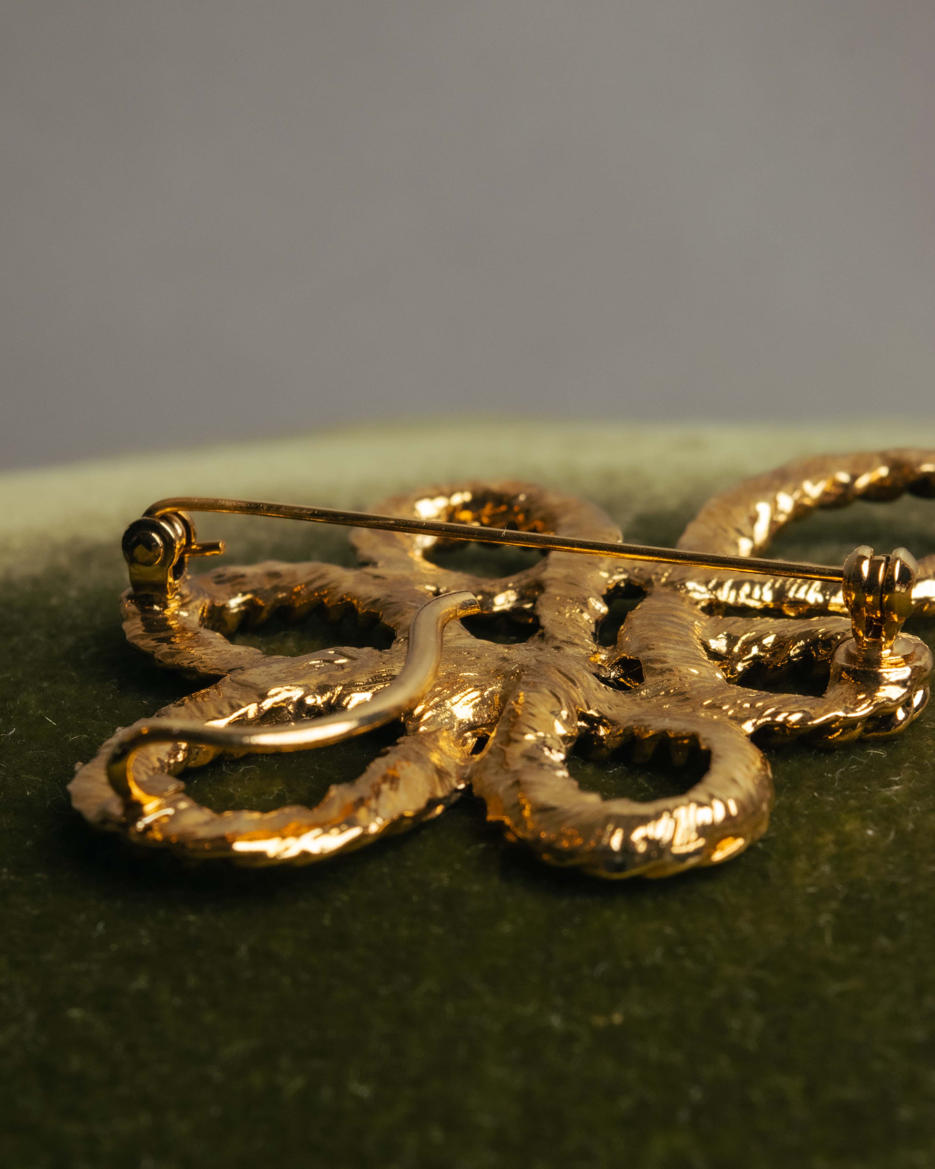 “Yves Saint Laurent” 90’s Gold rope motif flower brooch