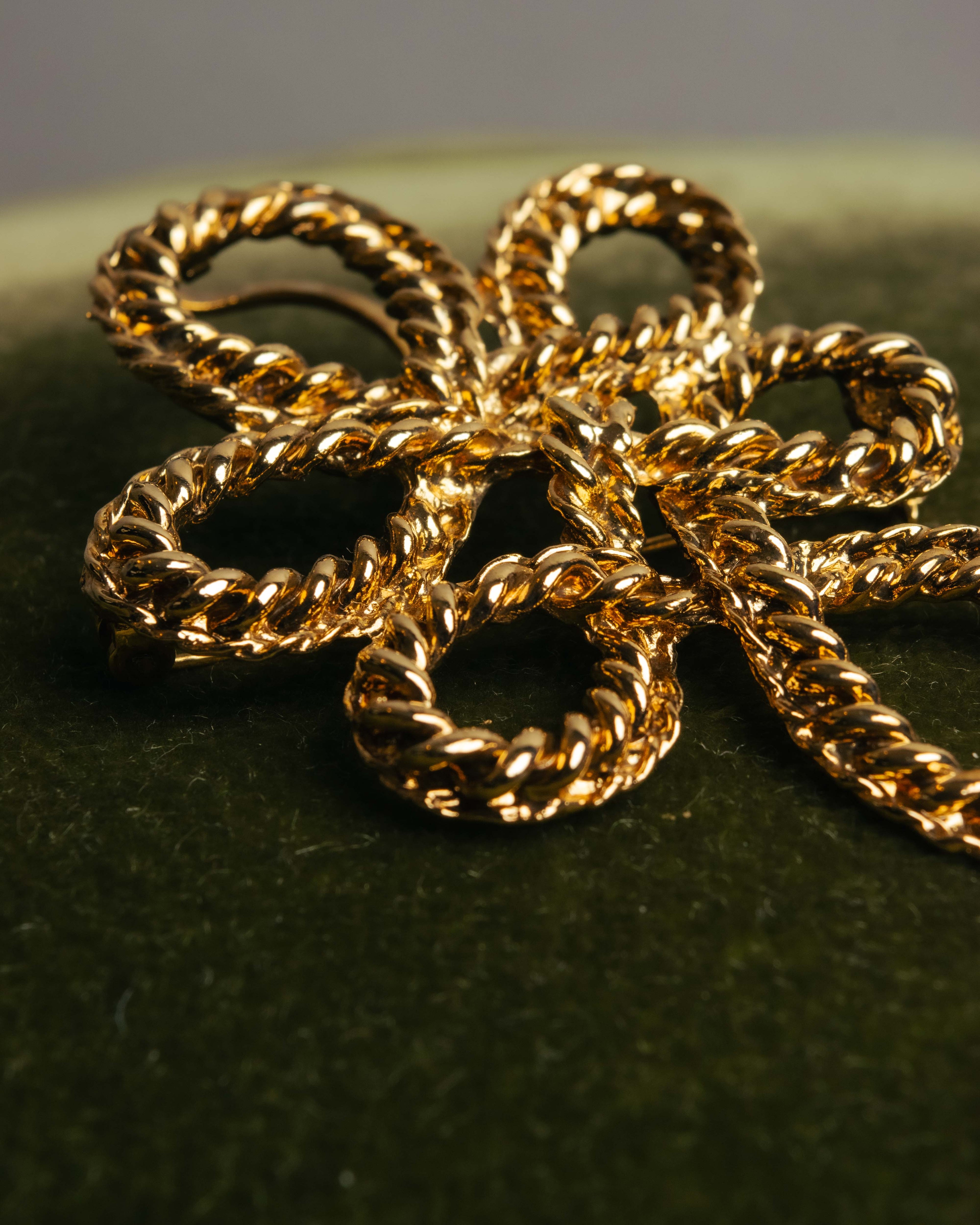 “Yves Saint Laurent” 90’s Gold rope motif flower brooch