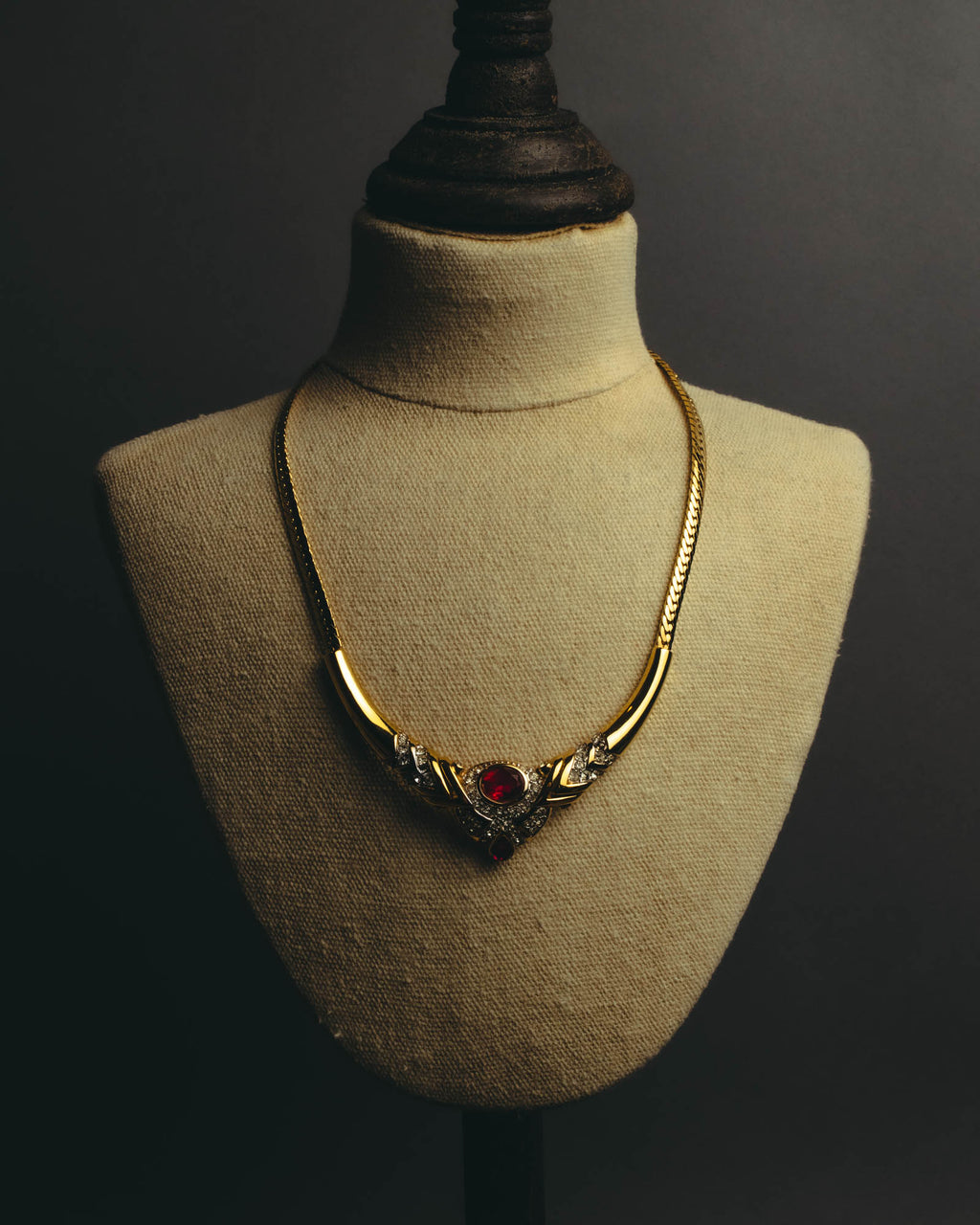 "NINA RICCI" 80's-90's Bold red stone necklace