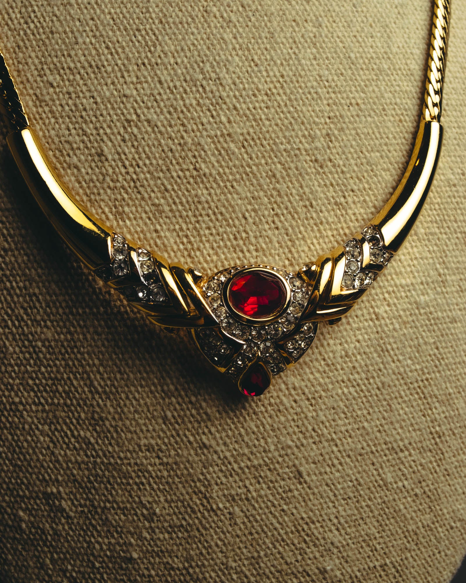 "NINA RICCI" 80's-90's Bold red stone necklace
