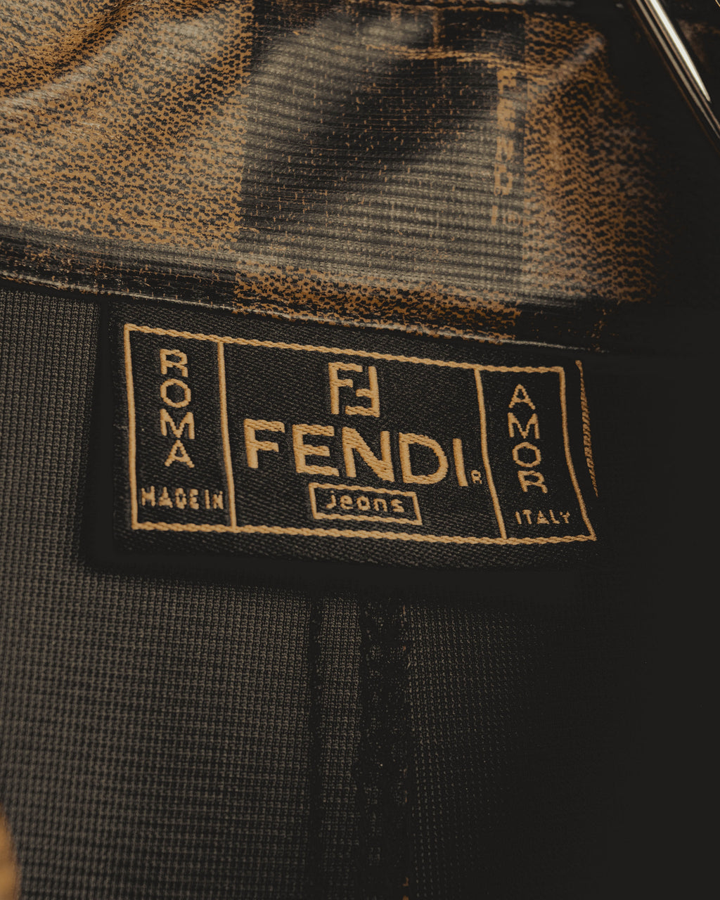 黒地に金色糸で織られたFENDI Jeansの内タグを捉えたカット。ローマ／アモールの表記とイタリア製表記が確認できます。