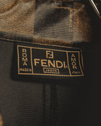 黒地に金色糸で織られたFENDI Jeansの内タグを捉えたカット。ローマ／アモールの表記とイタリア製表記が確認できます。
