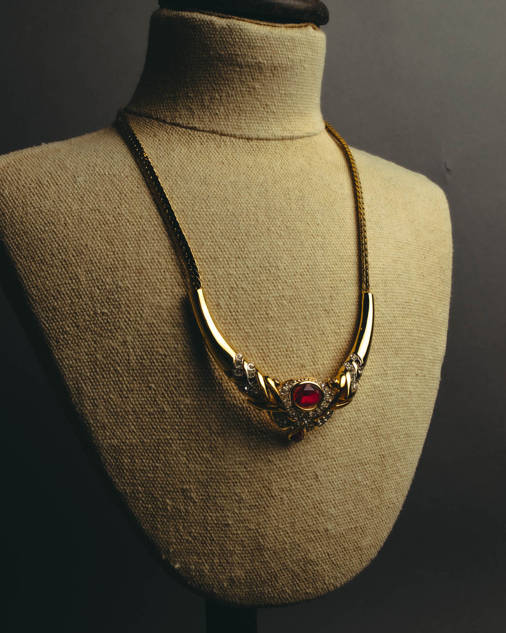 "NINA RICCI" 80's-90's Bold red stone necklace