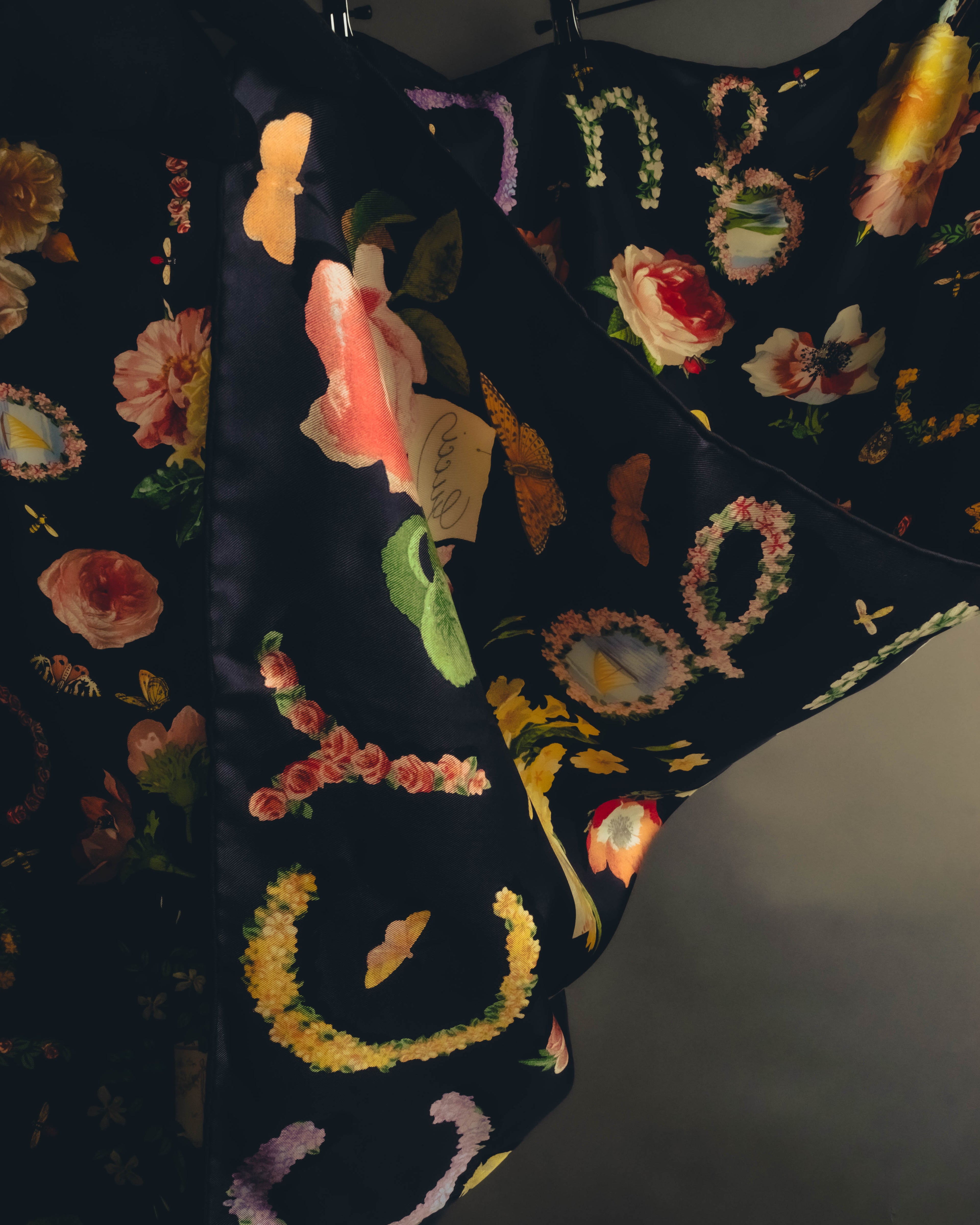 "GUCCI" 70's-80's Botanical silk scarf