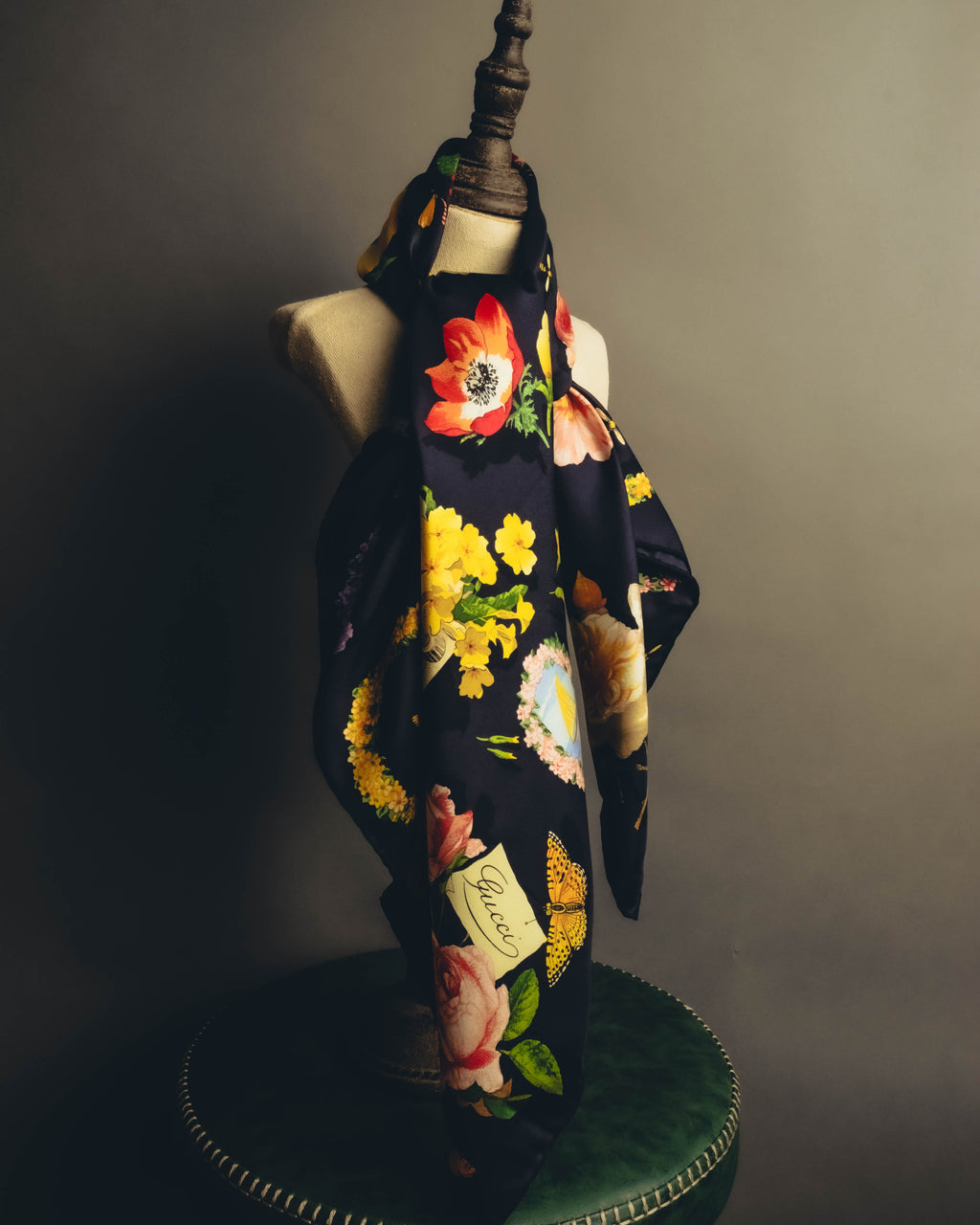 "GUCCI" 70's-80's Botanical silk scarf