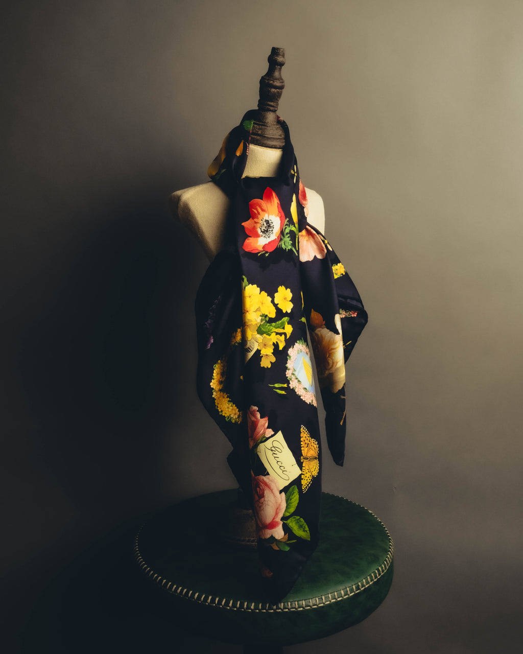 "GUCCI" 70's-80's Botanical silk scarf
