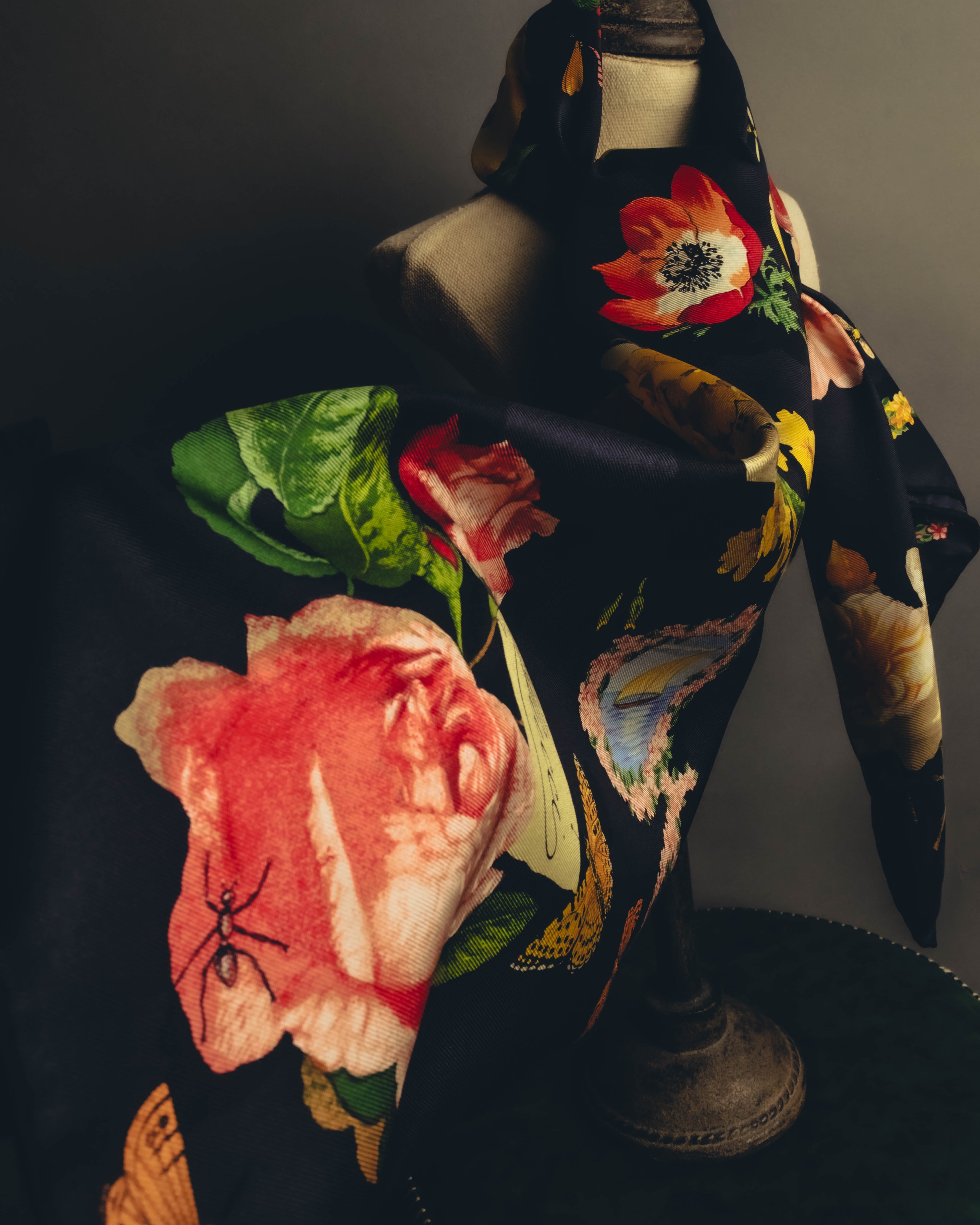 "GUCCI" 70's-80's Botanical silk scarf
