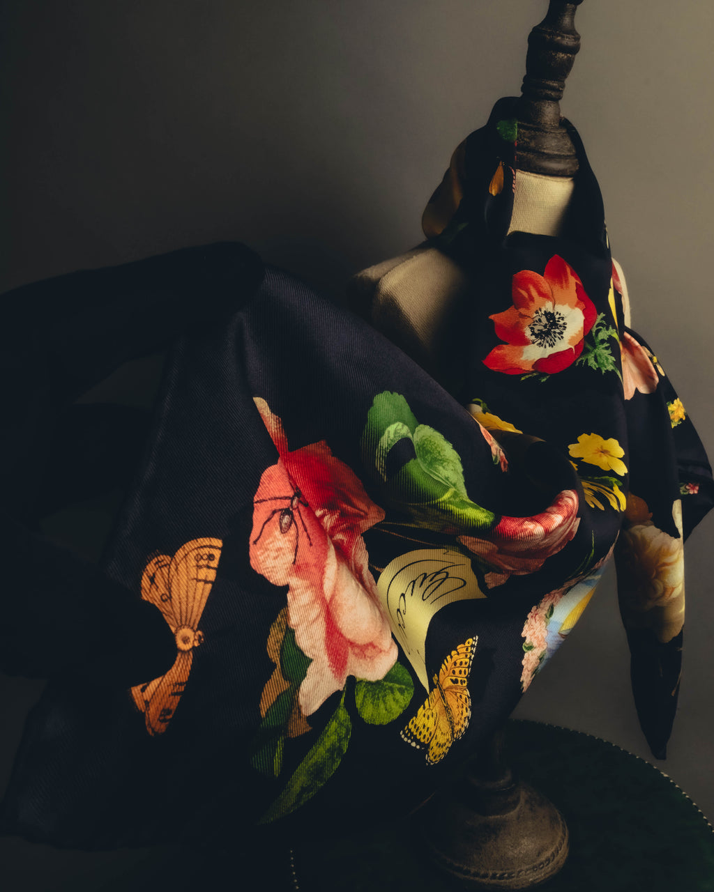 "GUCCI" 70's-80's Botanical silk scarf