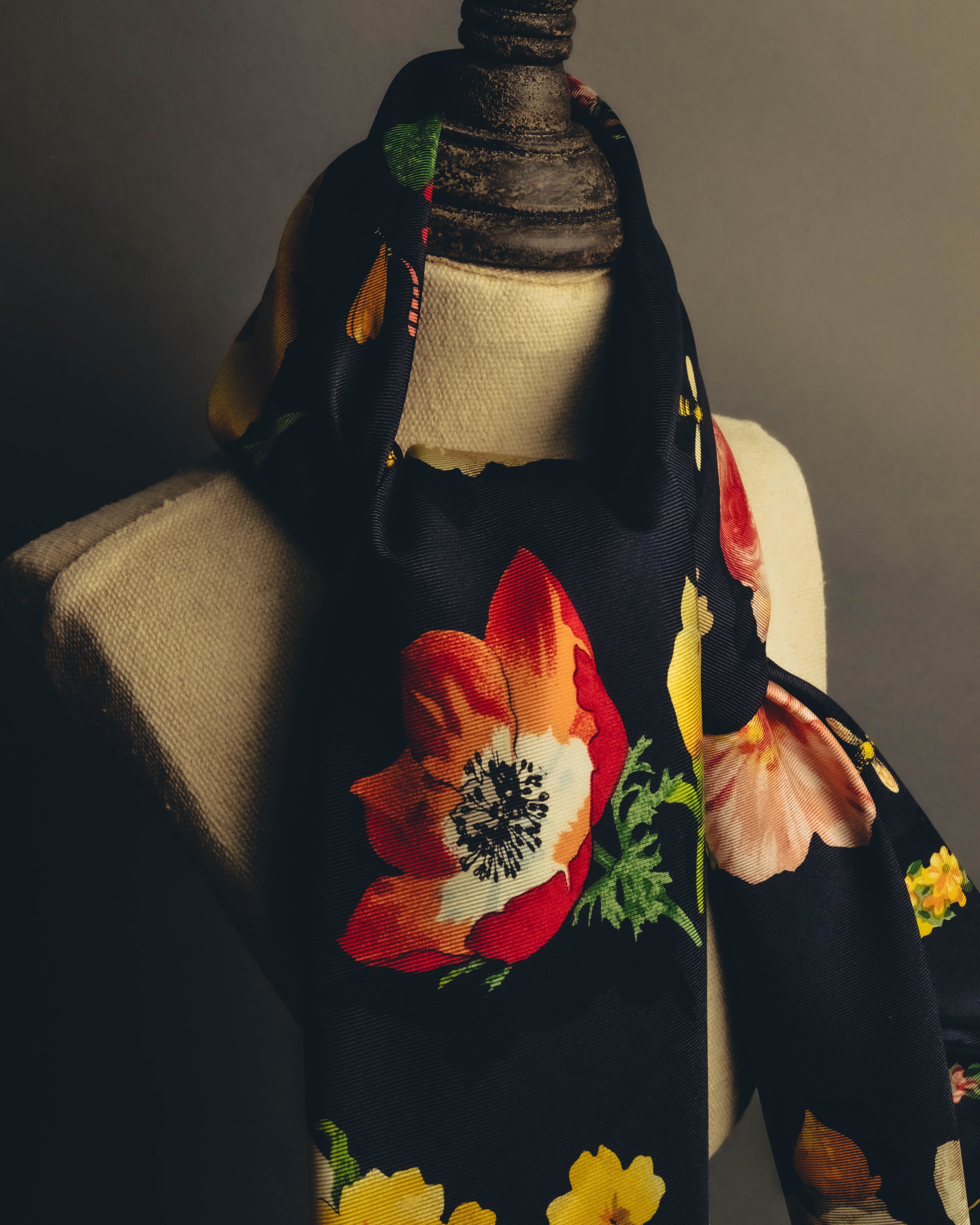 "GUCCI" 70's-80's Botanical silk scarf