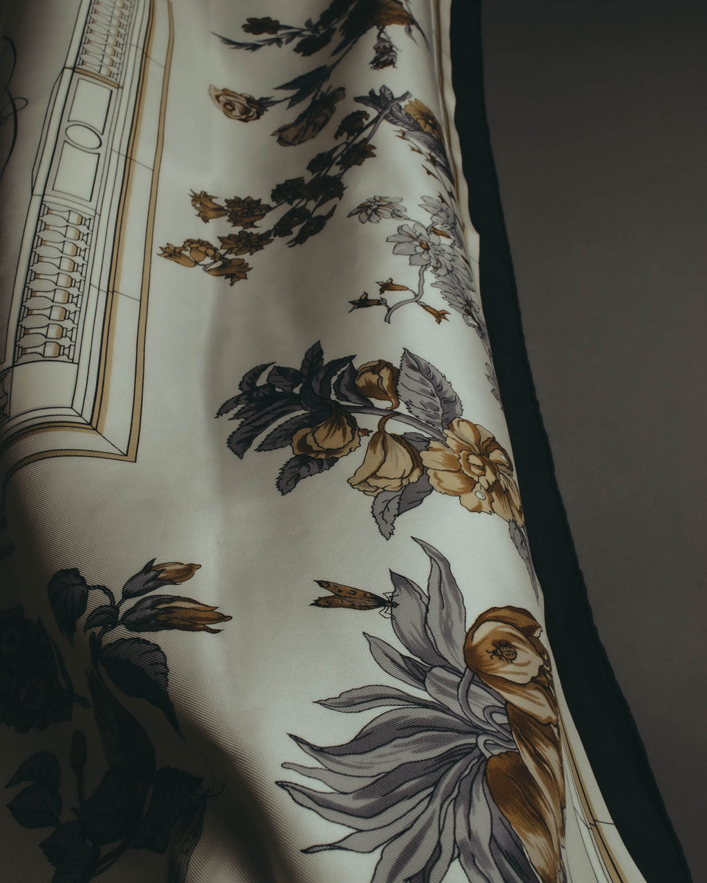 "Hermès" 90's-00's Classic quai aux fleurs silk scarf