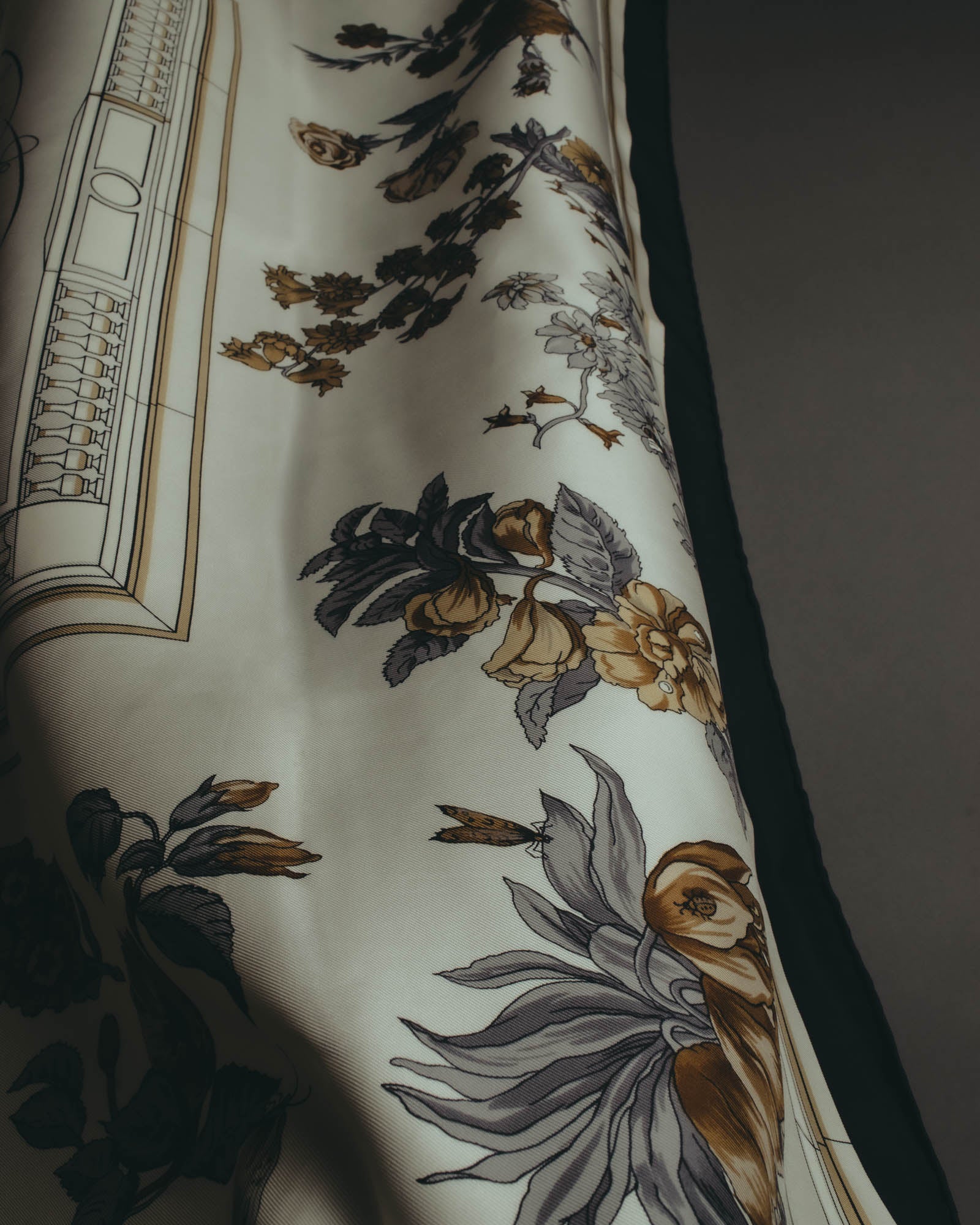 "Hermès" 90's-00's Classic quai aux fleurs silk scarf
