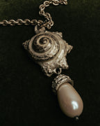 “KENZO” 80’s-90’s Sculptural shell pearl pendant necklace