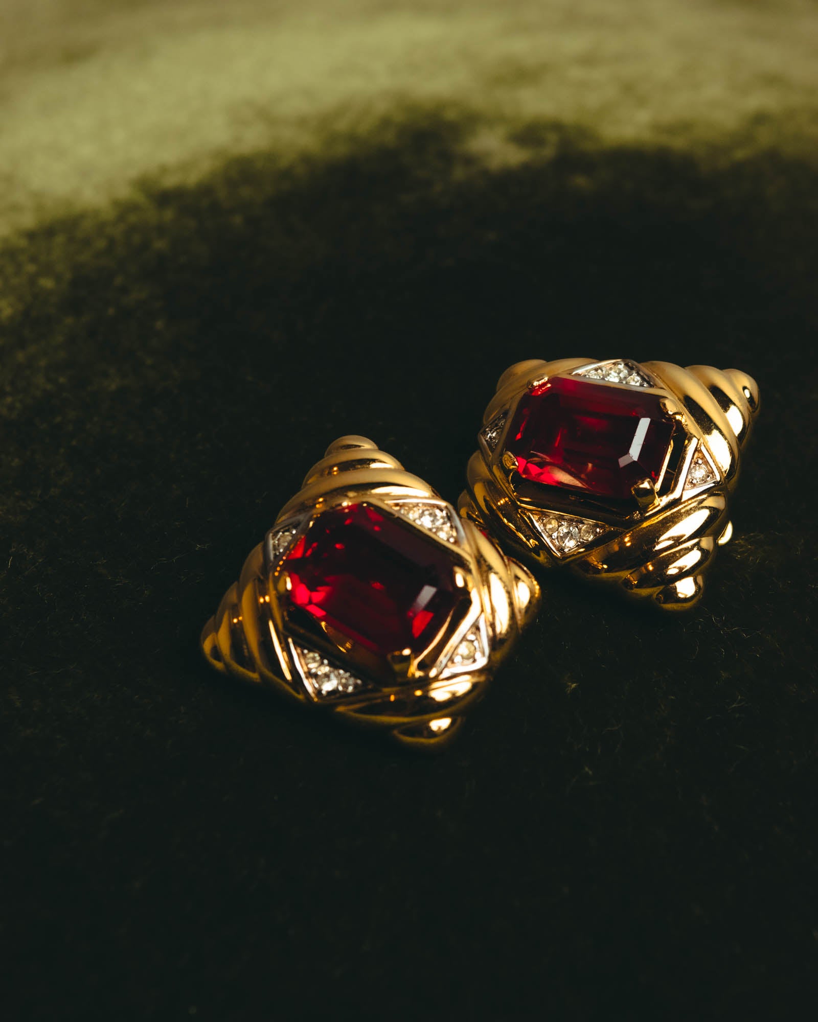 "NINA RICCI" 80's-90's Bold gold tone red stone clip on earrings