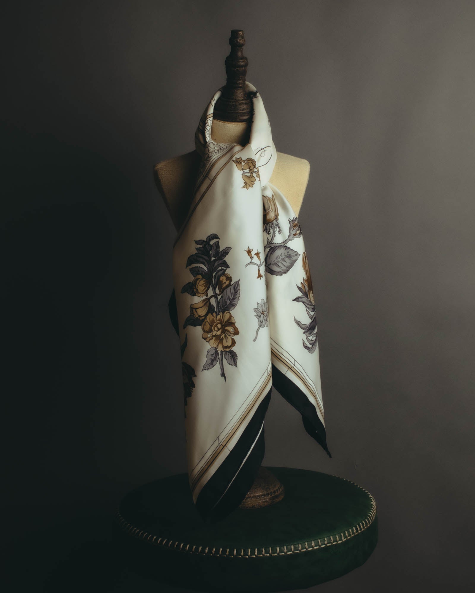 "Hermès" 90's-00's Classic quai aux fleurs silk scarf
