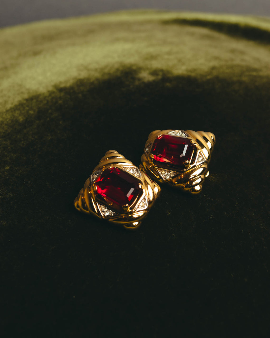 "NINA RICCI" 80's-90's Bold gold tone red stone clip on earrings