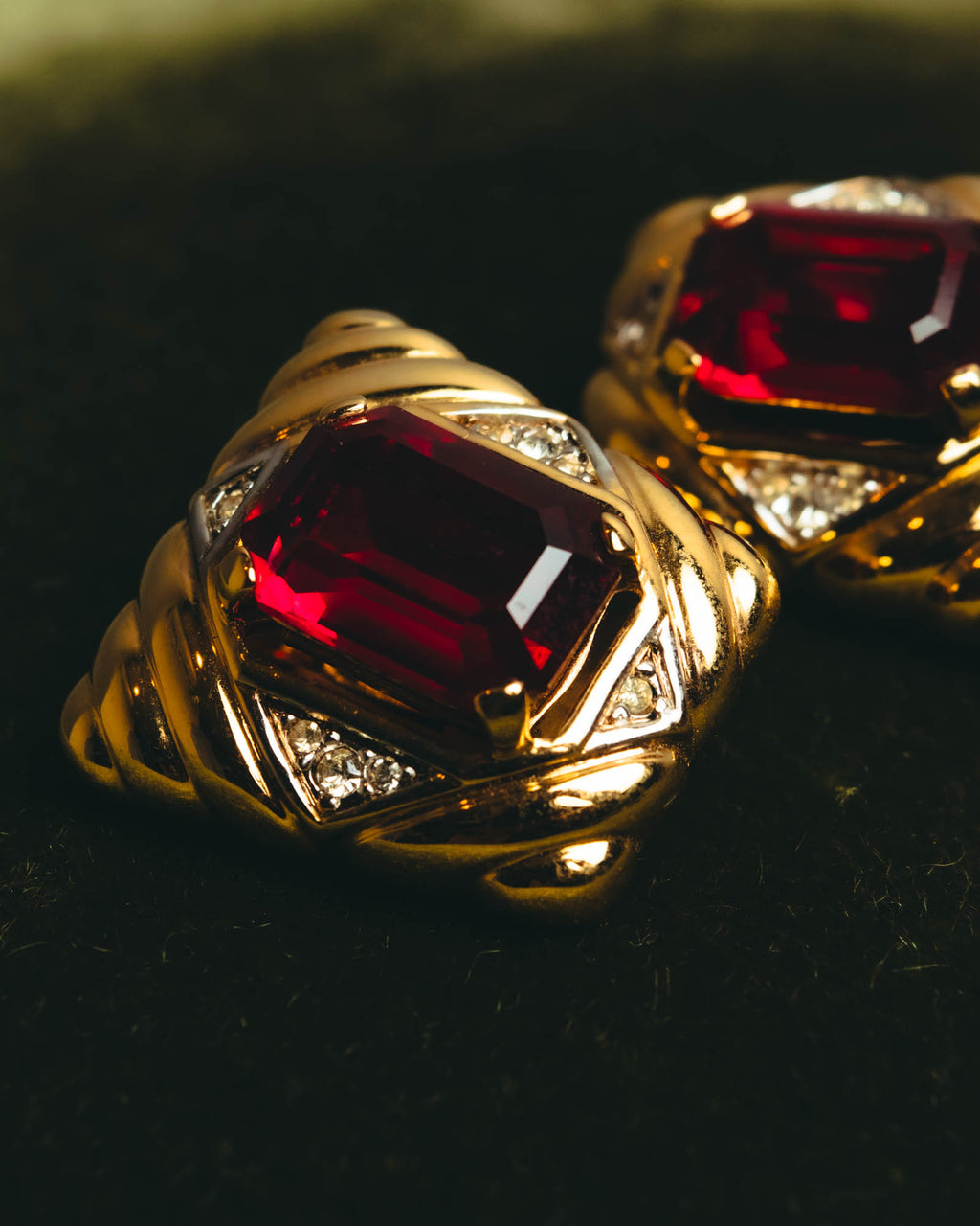 "NINA RICCI" 80's-90's Bold gold tone red stone clip on earrings