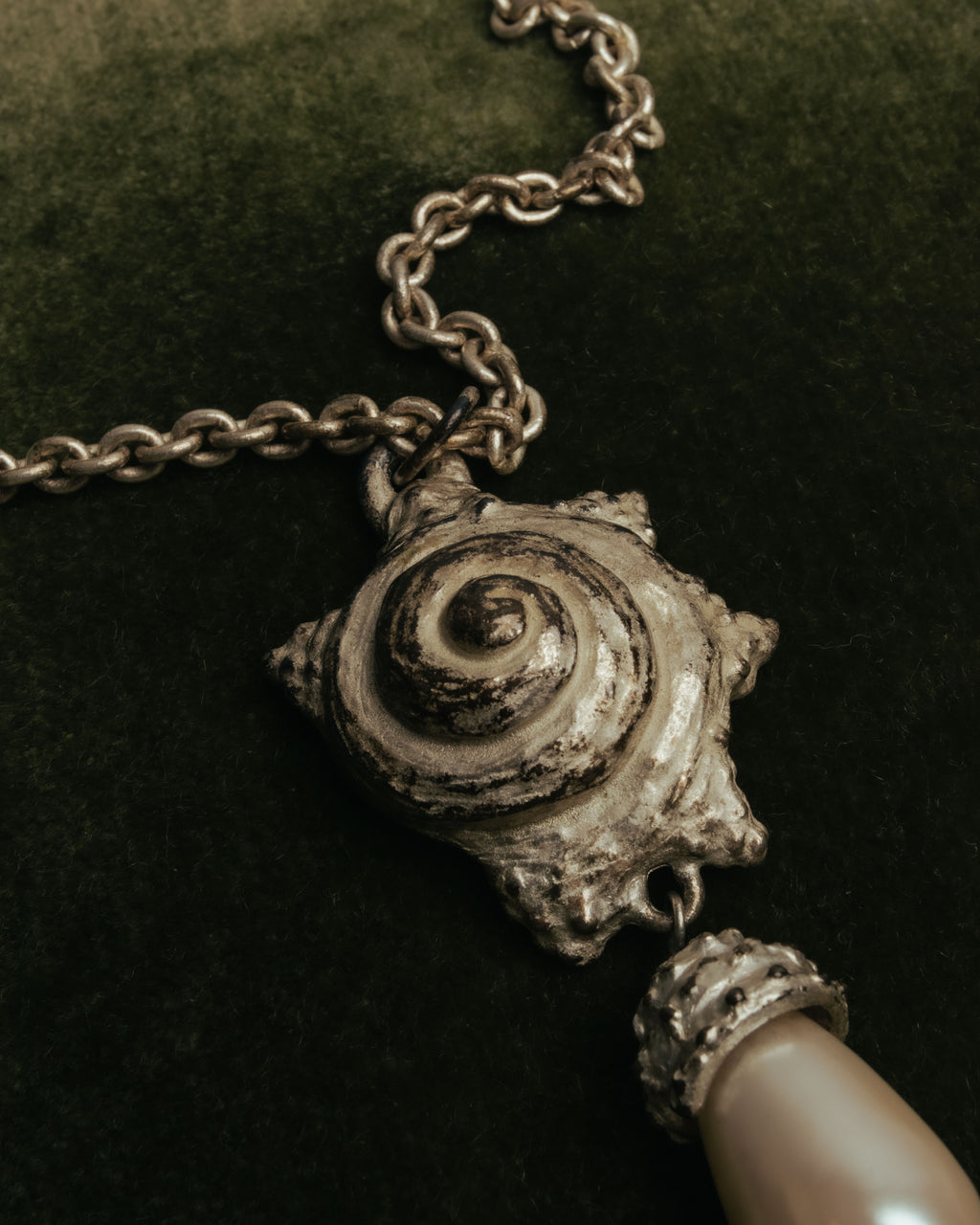 “KENZO” 80’s-90’s Sculptural shell pearl pendant necklace