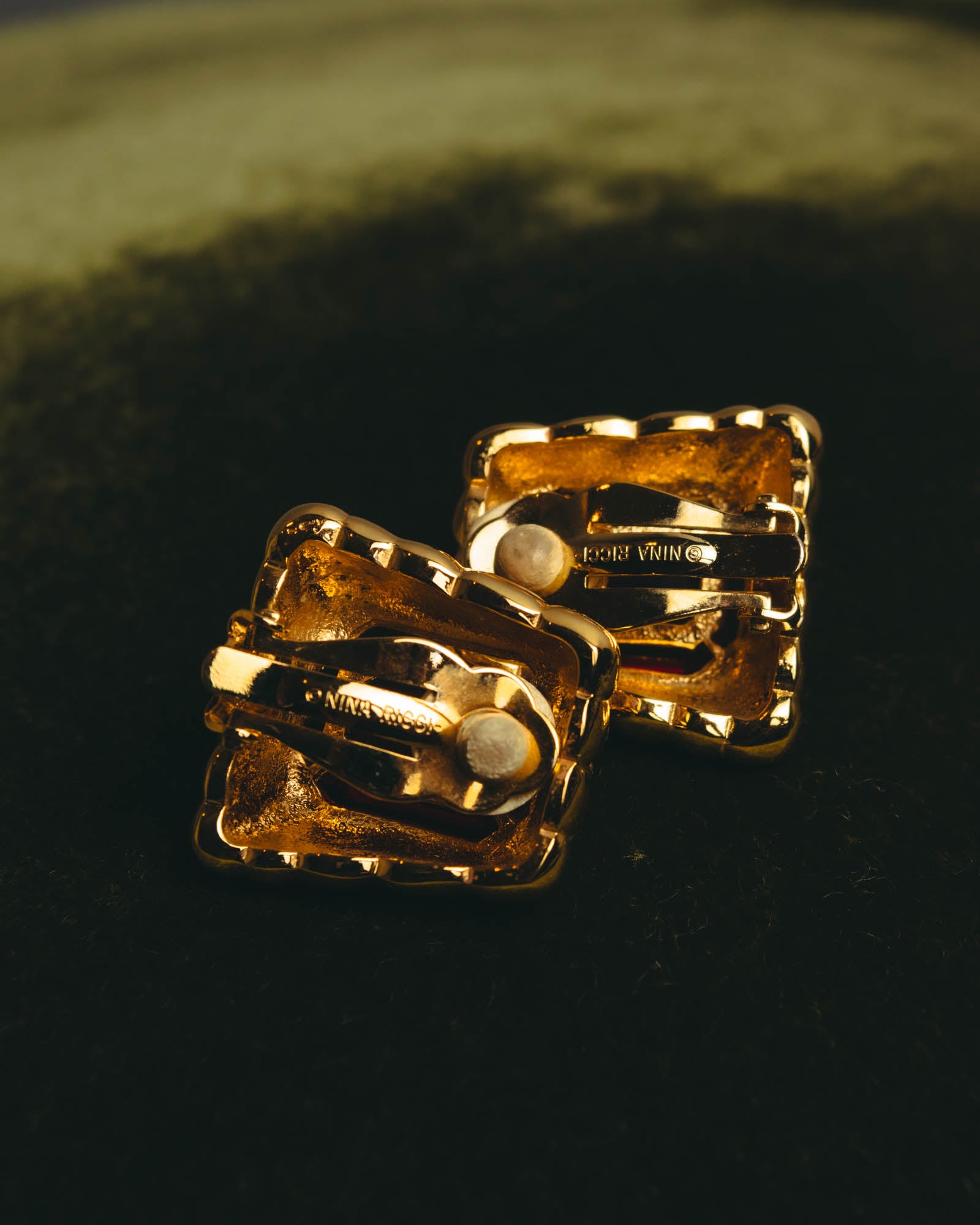 "NINA RICCI" 80's-90's Bold gold tone red stone clip on earrings