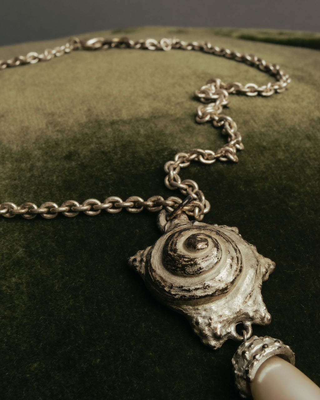 “KENZO” 80’s-90’s Sculptural shell pearl pendant necklace