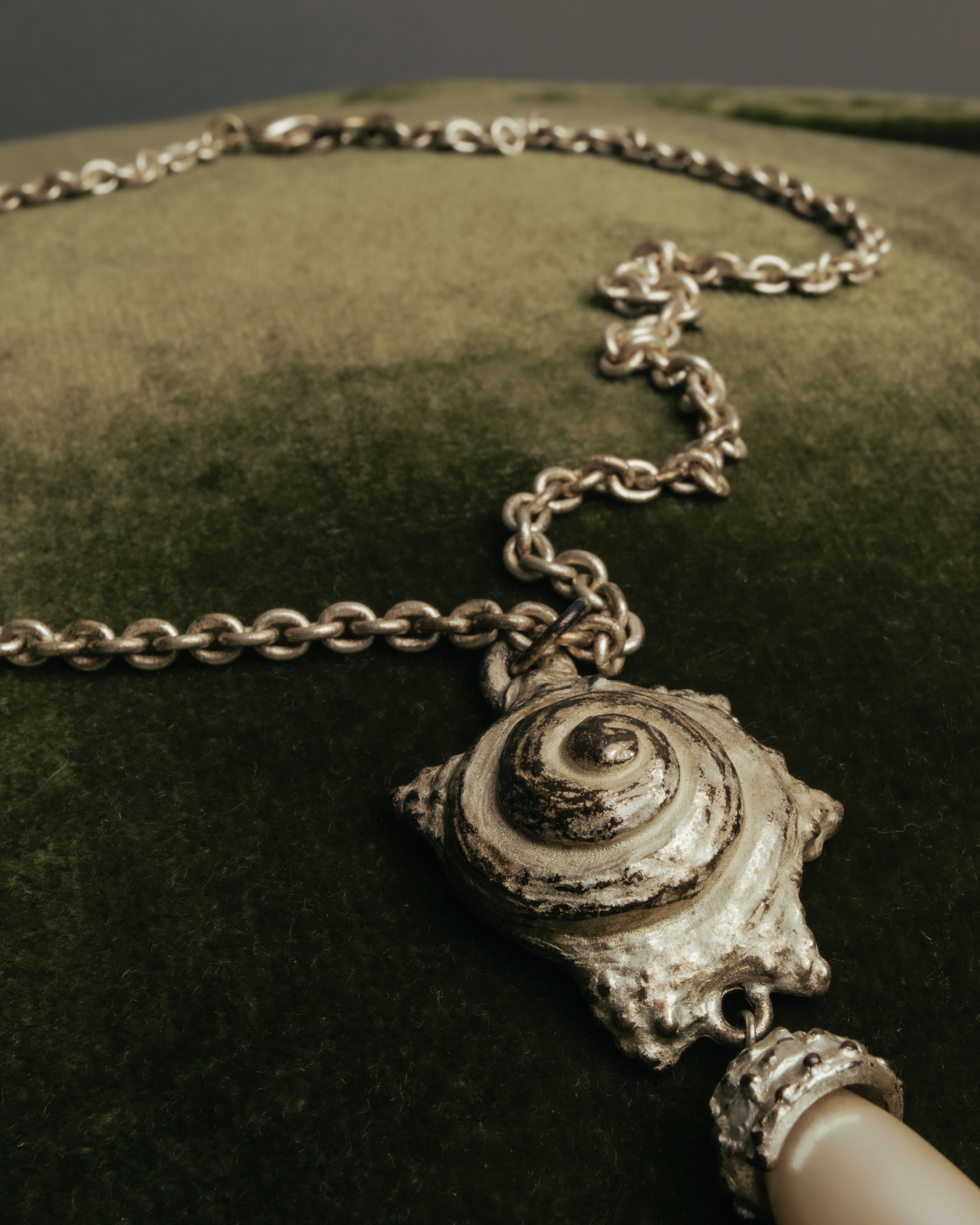 “KENZO” 80’s-90’s Sculptural shell pearl pendant necklace