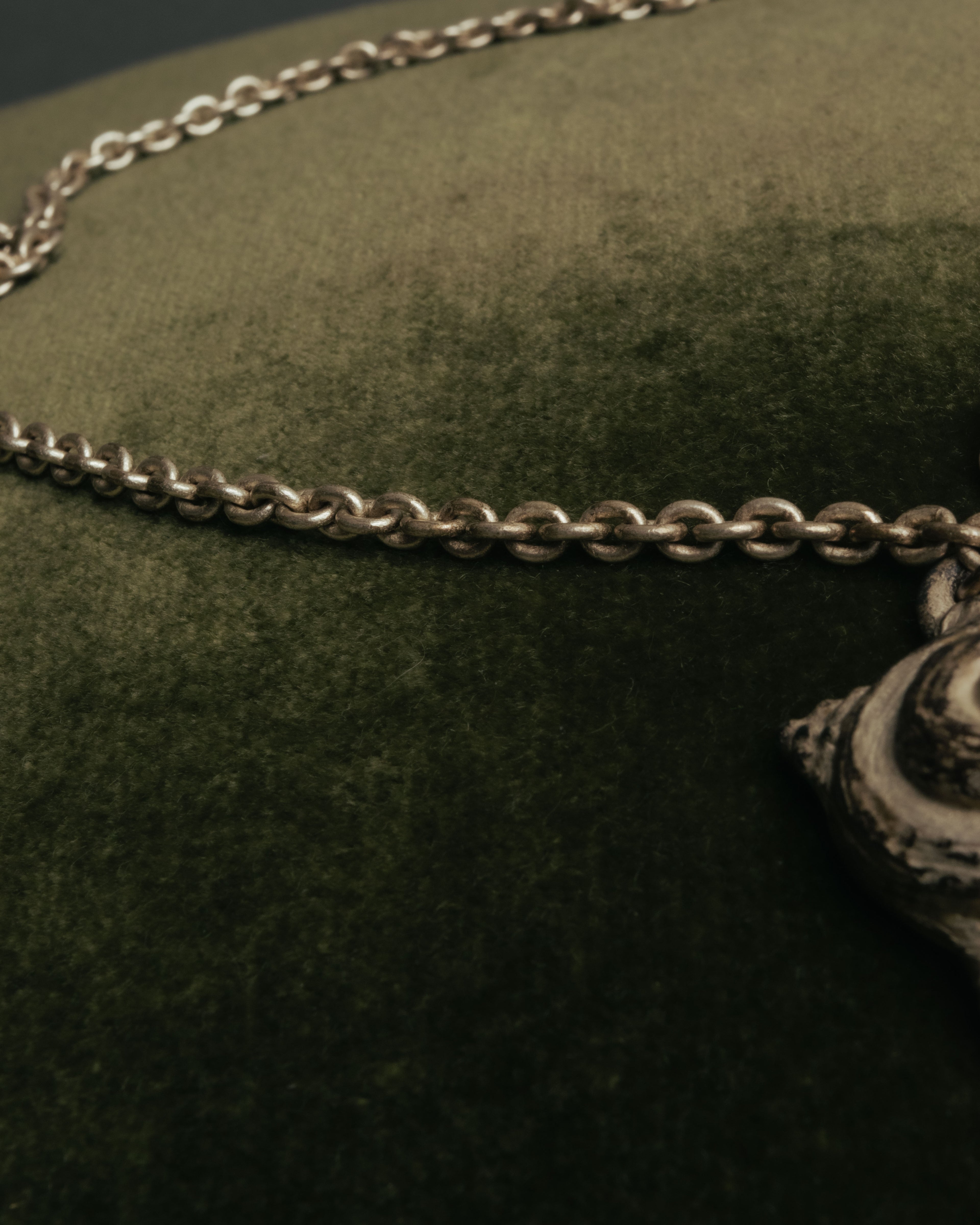 “KENZO” 80’s-90’s Sculptural shell pearl pendant necklace