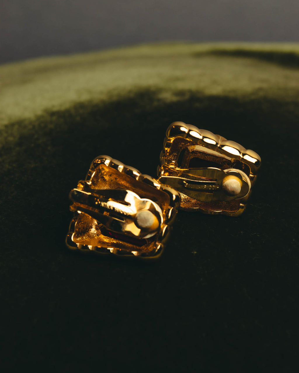"NINA RICCI" 80's-90's Bold gold tone red stone clip on earrings