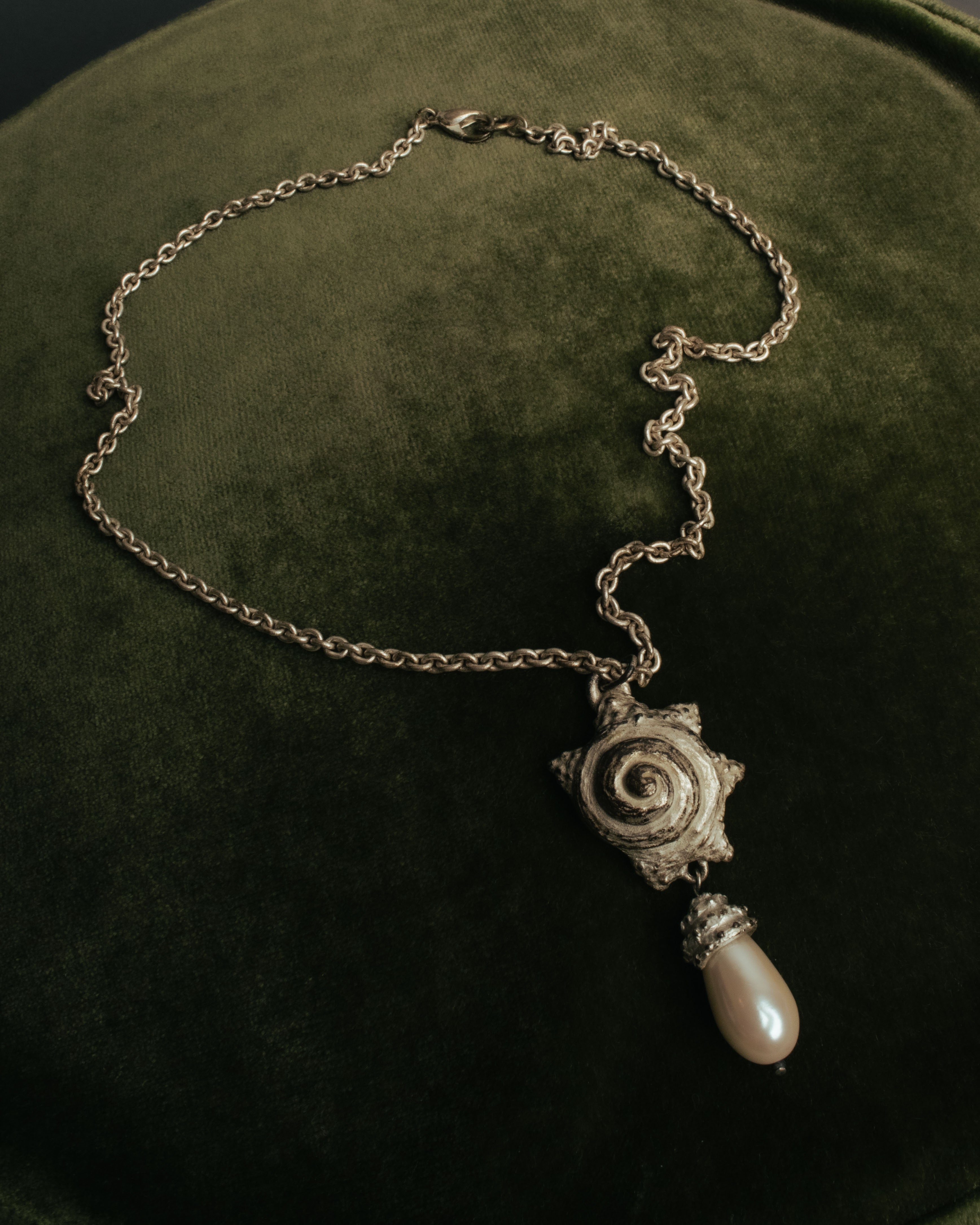 “KENZO” 80’s-90’s Sculptural shell pearl pendant necklace