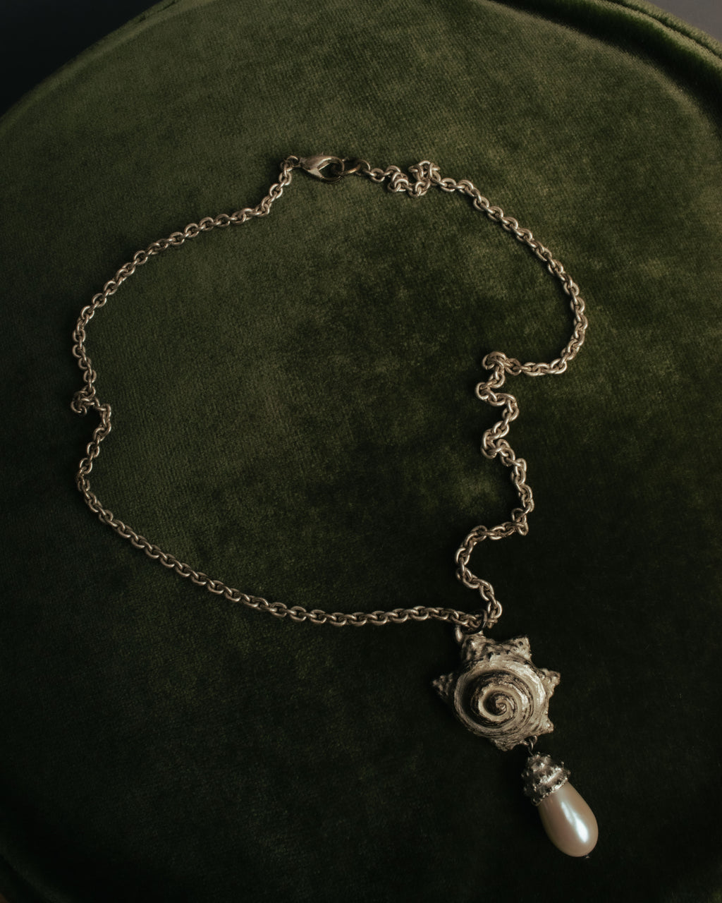 “KENZO” 80’s-90’s Sculptural shell pearl pendant necklace