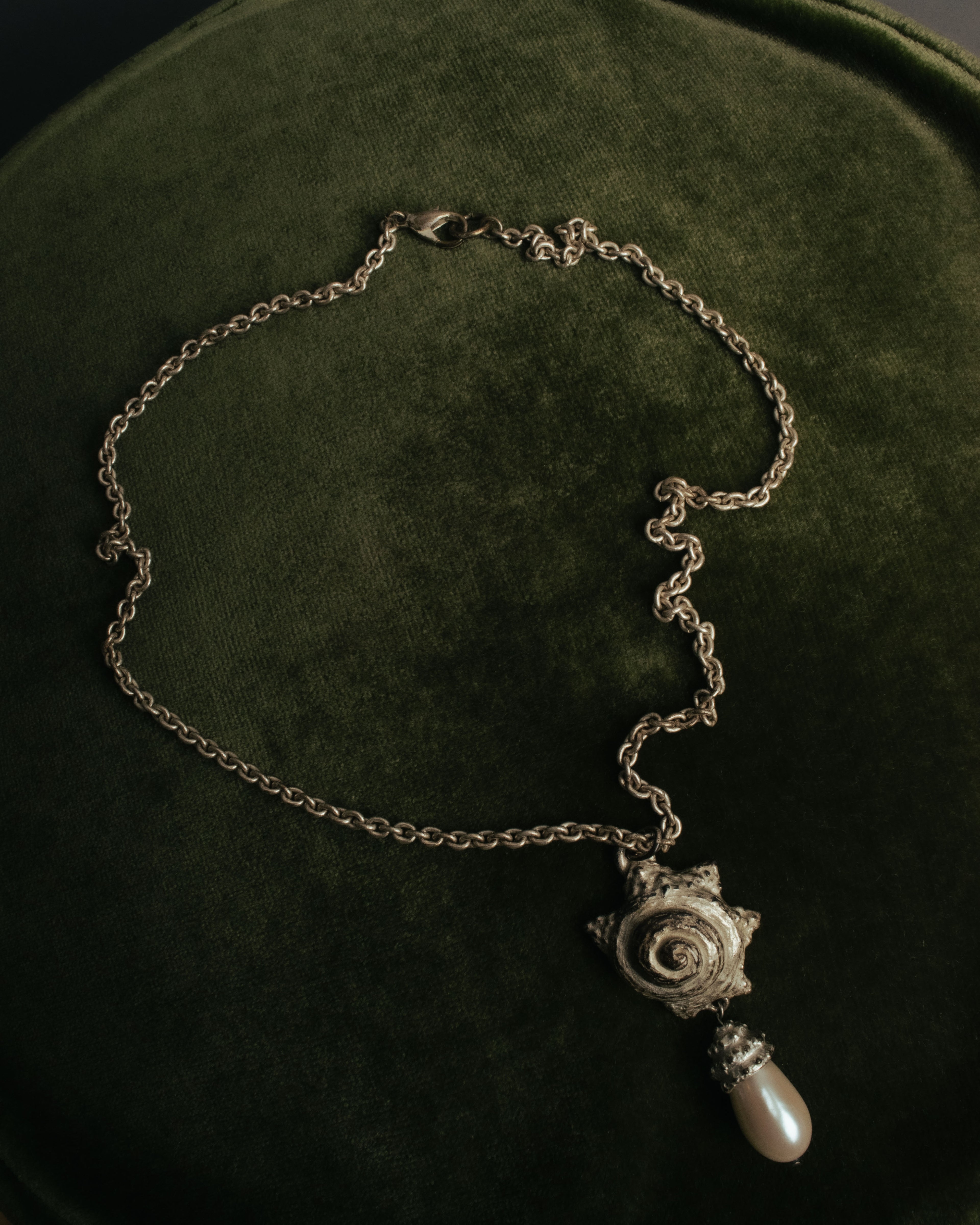 “KENZO” 80’s-90’s Sculptural shell pearl pendant necklace