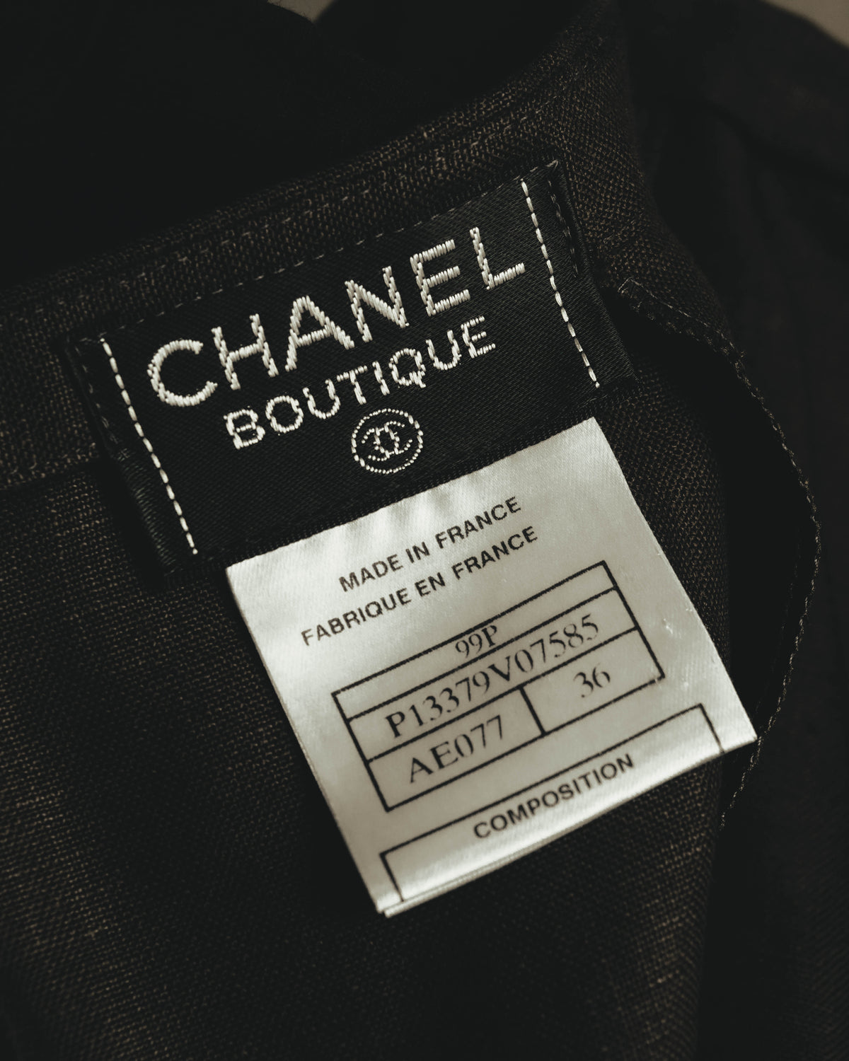 CHANEL BOUTIQUEの内タグと、99Pのシーズンコード、フランス製表記、サイズ36が確認できる品質タグのカット。
