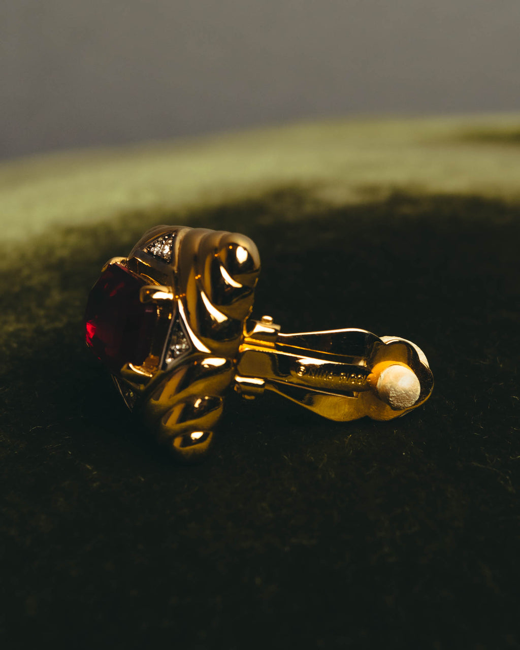 "NINA RICCI" 80's-90's Bold gold tone red stone clip on earrings