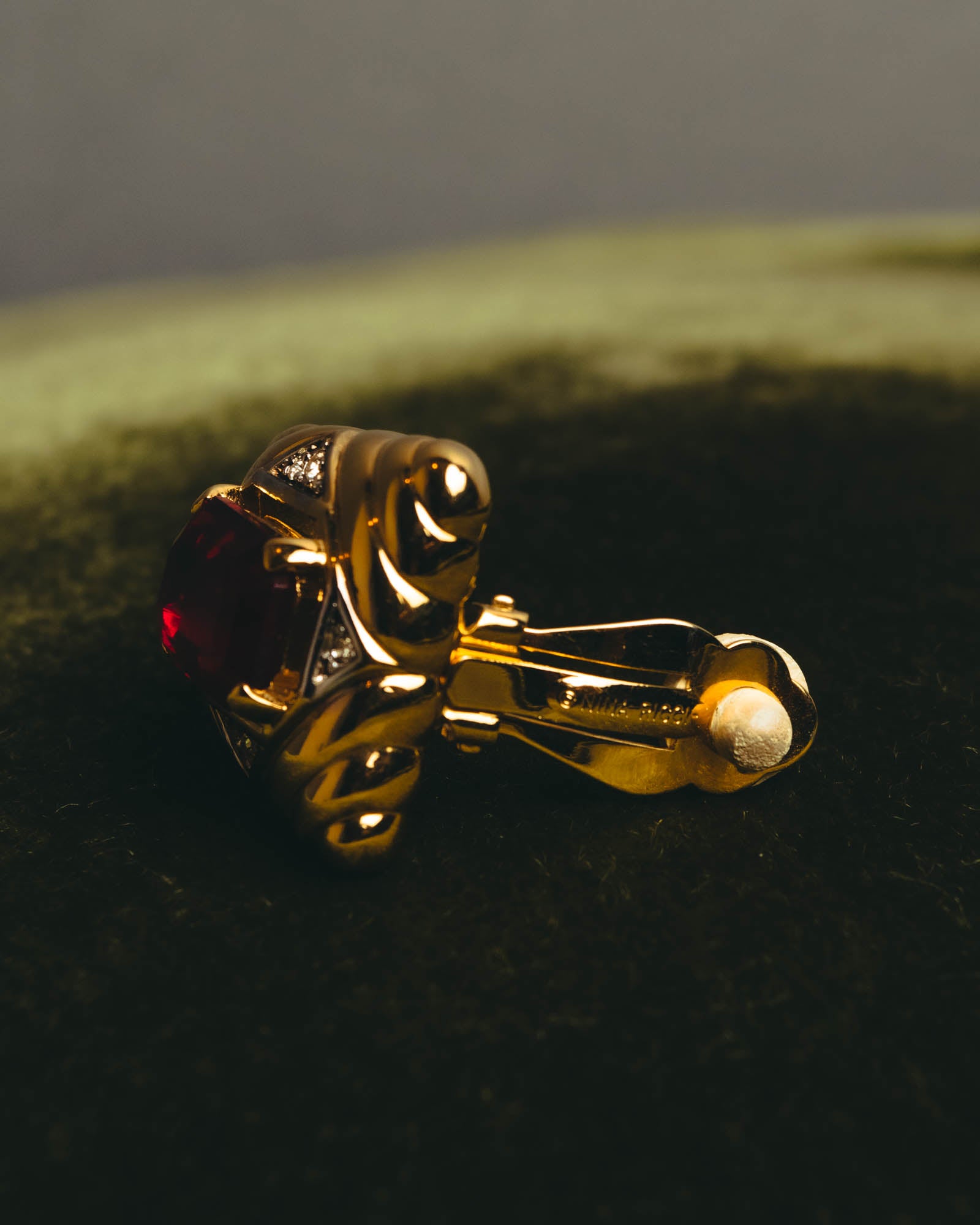 "NINA RICCI" 80's-90's Bold gold tone red stone clip on earrings