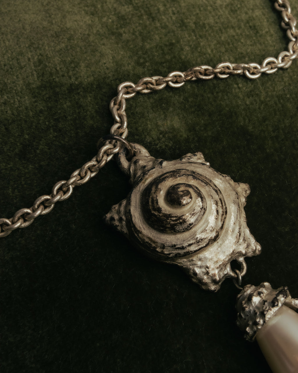 “KENZO” 80’s-90’s Sculptural shell pearl pendant necklace