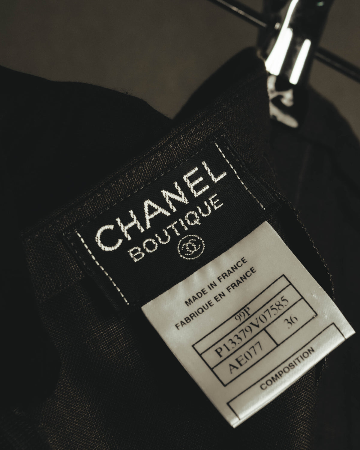 CHANEL BOUTIQUEのブランドタグと、99P・サイズ36・MADE IN FRANCE表記を確認できる品質タグのカット。