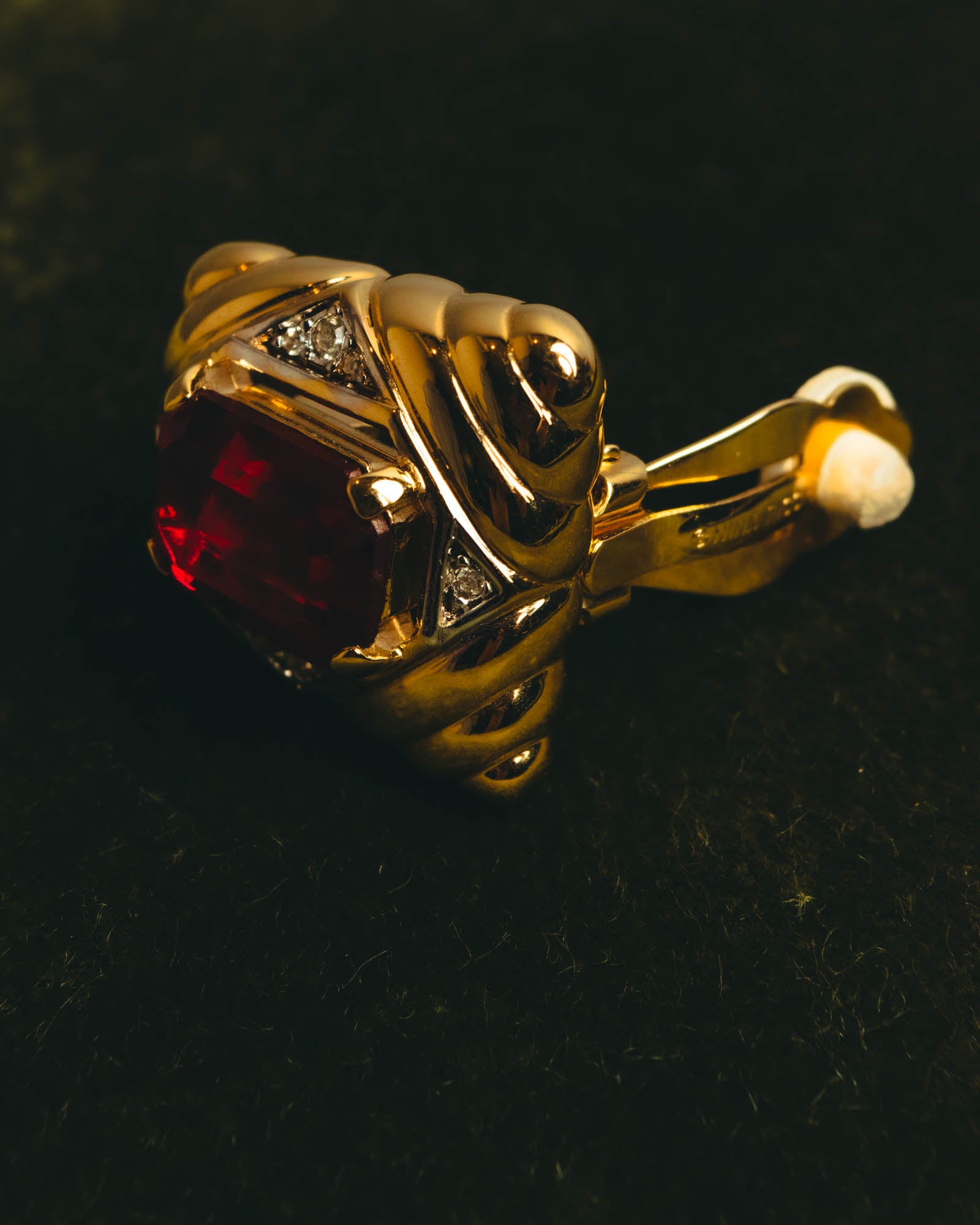 "NINA RICCI" 80's-90's Bold gold tone red stone clip on earrings