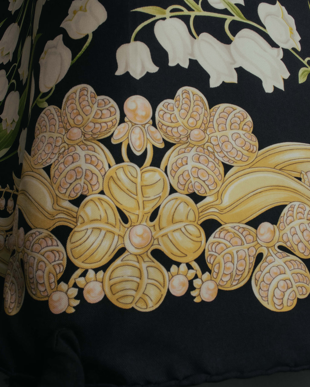 “Christian Dior” 90’s-00’s Lily of the valley silk scarf