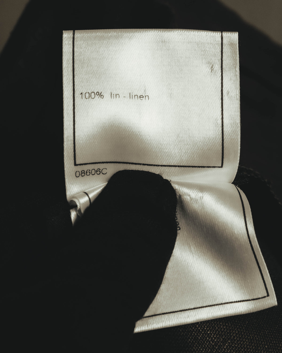 「100% lin - linen」と記された内タグのカット。リネン100％の素材表記を確認できる。