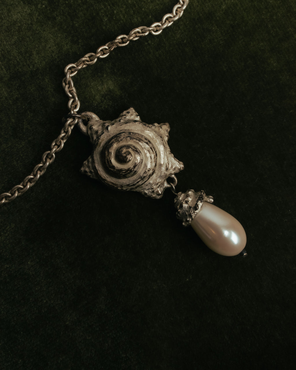 “KENZO” 80’s-90’s Sculptural shell pearl pendant necklace