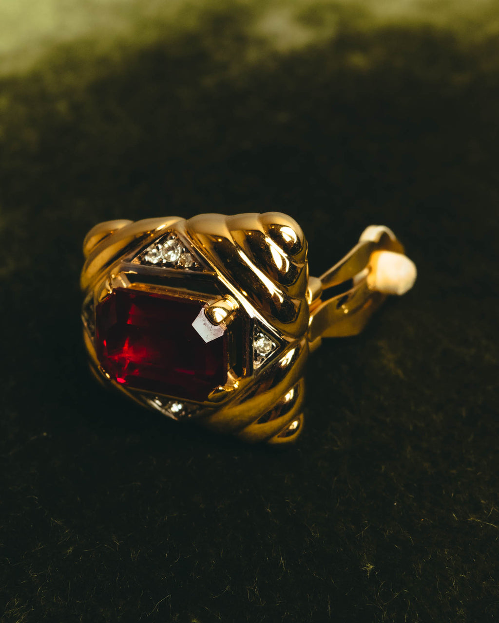 "NINA RICCI" 80's-90's Bold gold tone red stone clip on earrings
