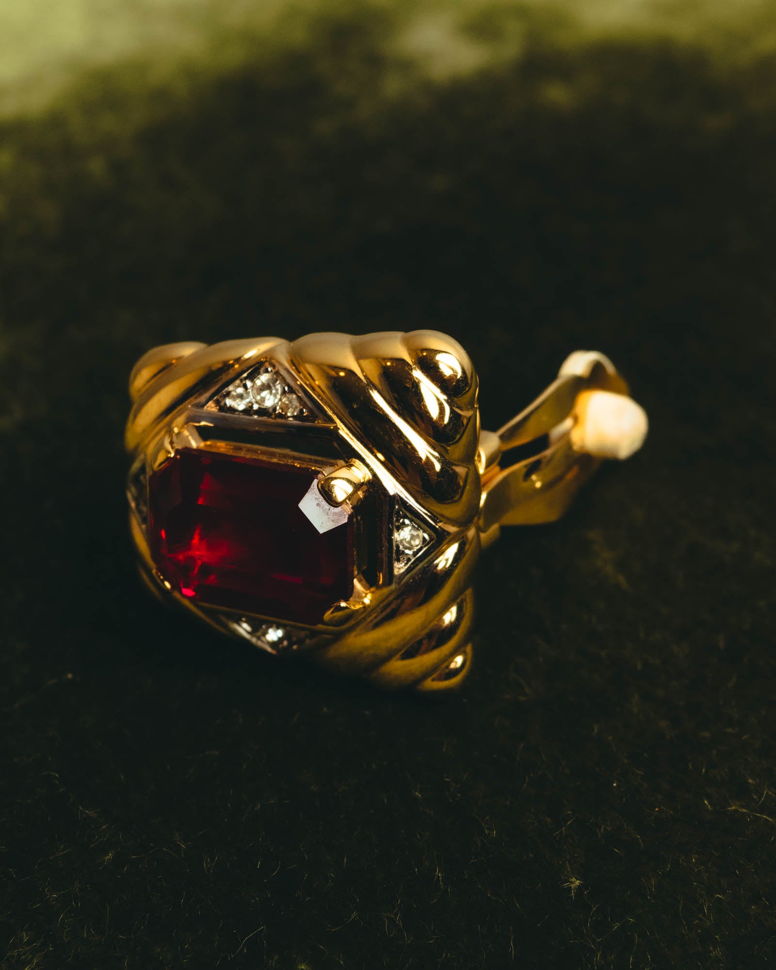 "NINA RICCI" 80's-90's Bold gold tone red stone clip on earrings