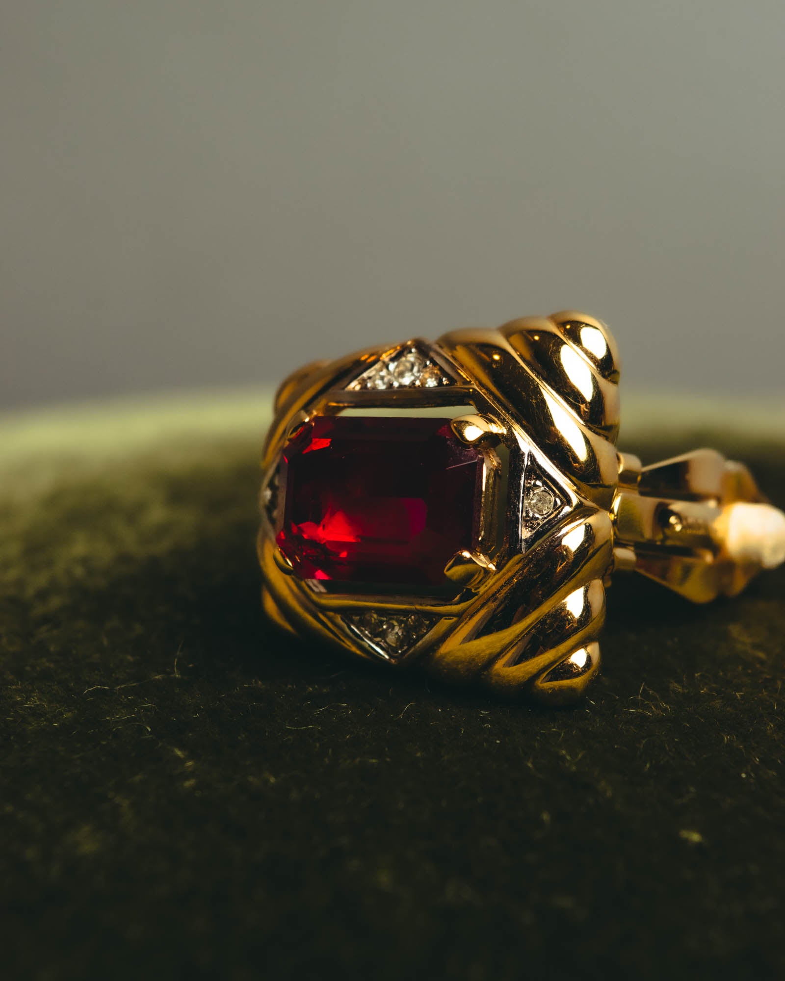 "NINA RICCI" 80's-90's Bold gold tone red stone clip on earrings