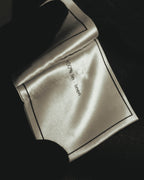 内側の素材表記タグを写したカット。タグには「100% lin・linen」と記載され、リネン100％の生地であることが確認できます。