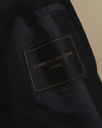 内側のキュプラ裏地に配された「COMME des GARÇONS HOMME」の旧織りネームと、Mサイズ表記を捉えたカット。ブランド名の語順を確認できる内タグです。