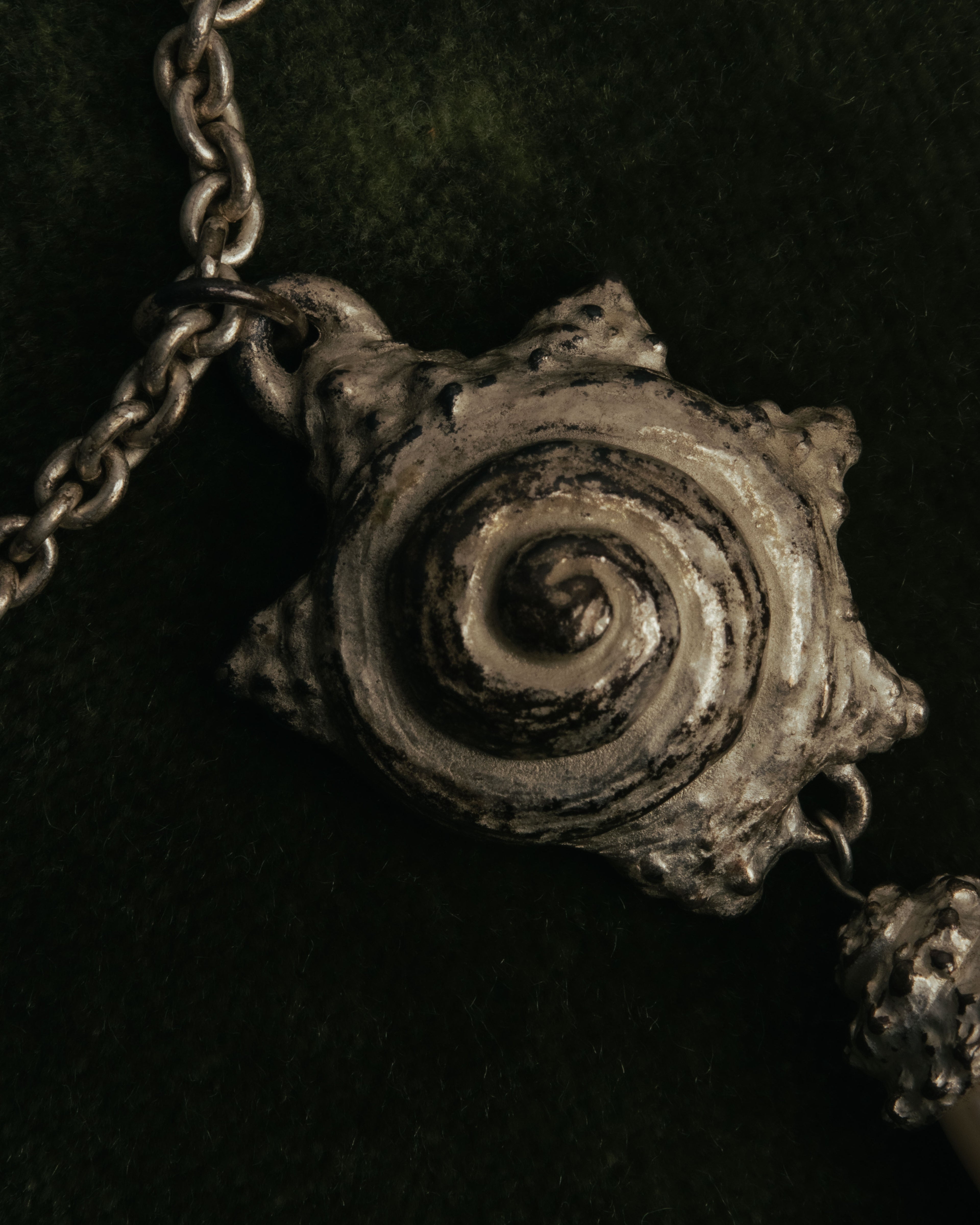 “KENZO” 80’s-90’s Sculptural shell pearl pendant necklace