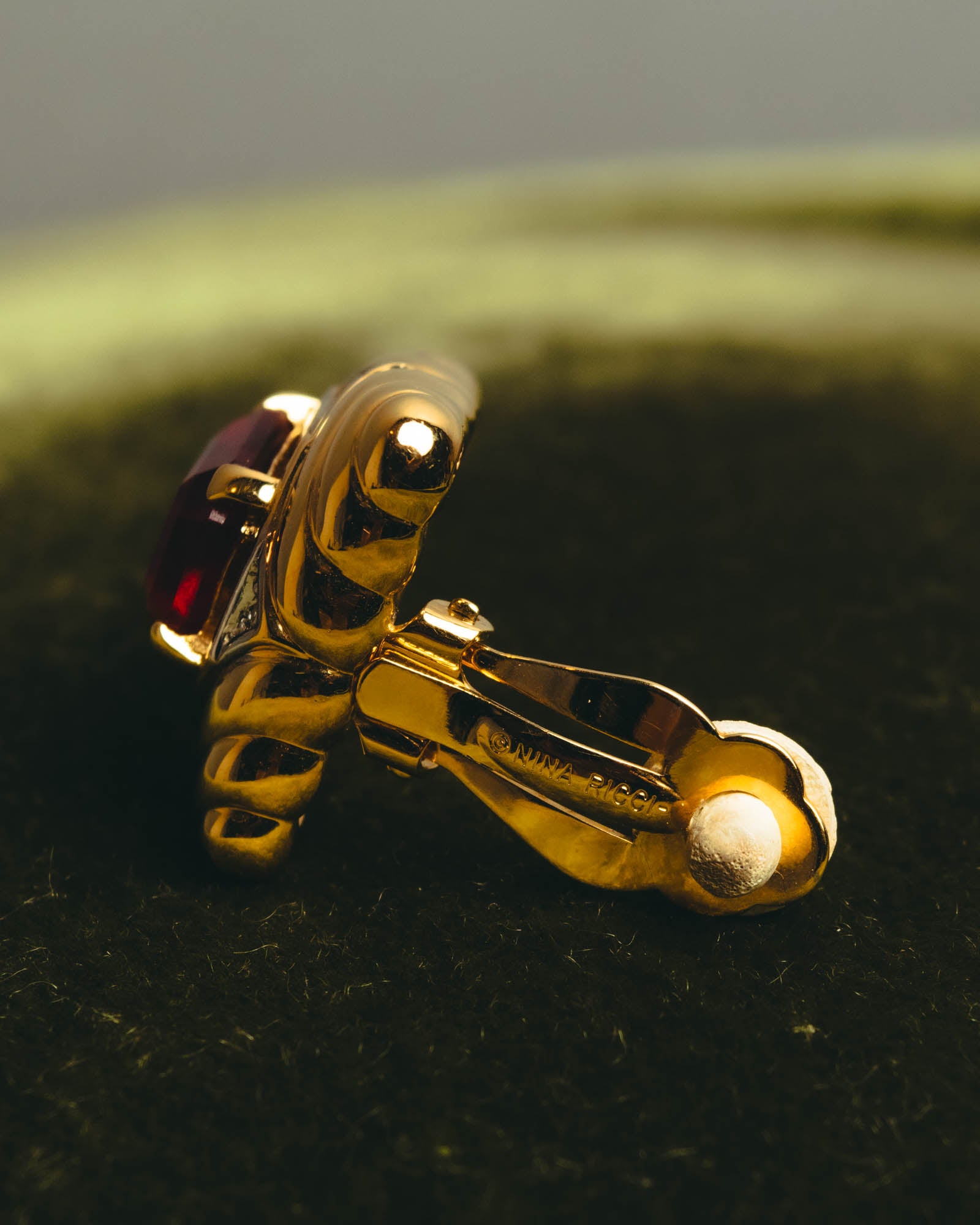 "NINA RICCI" 80's-90's Bold gold tone red stone clip on earrings
