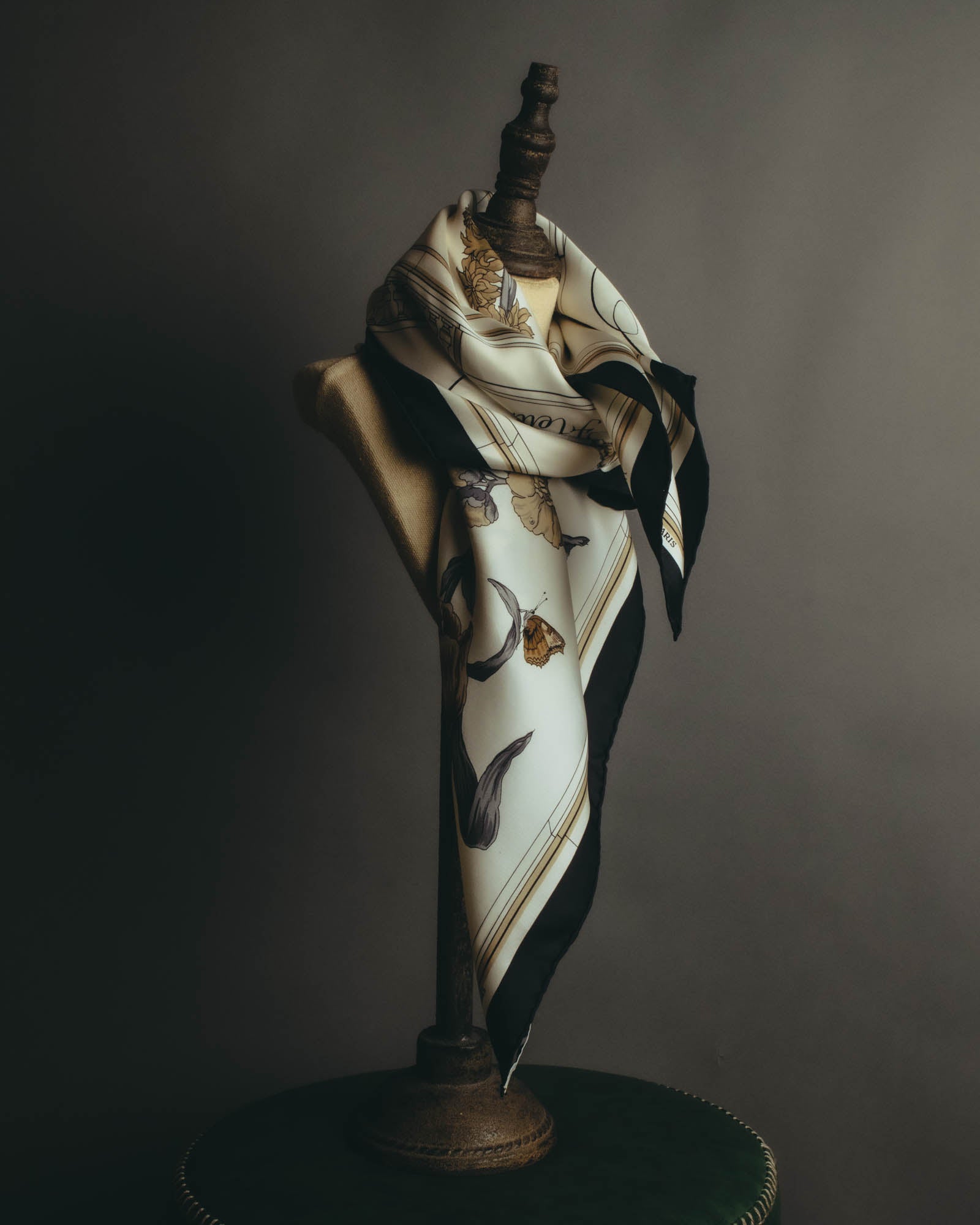 "Hermès" 90's-00's Classic quai aux fleurs silk scarf