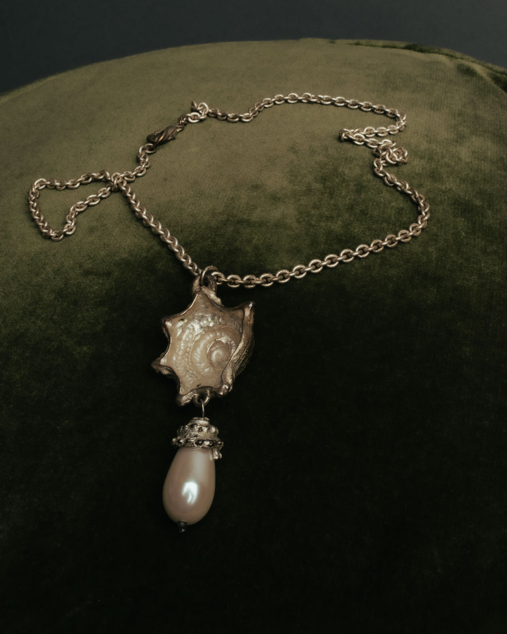“KENZO” 80’s-90’s Sculptural shell pearl pendant necklace