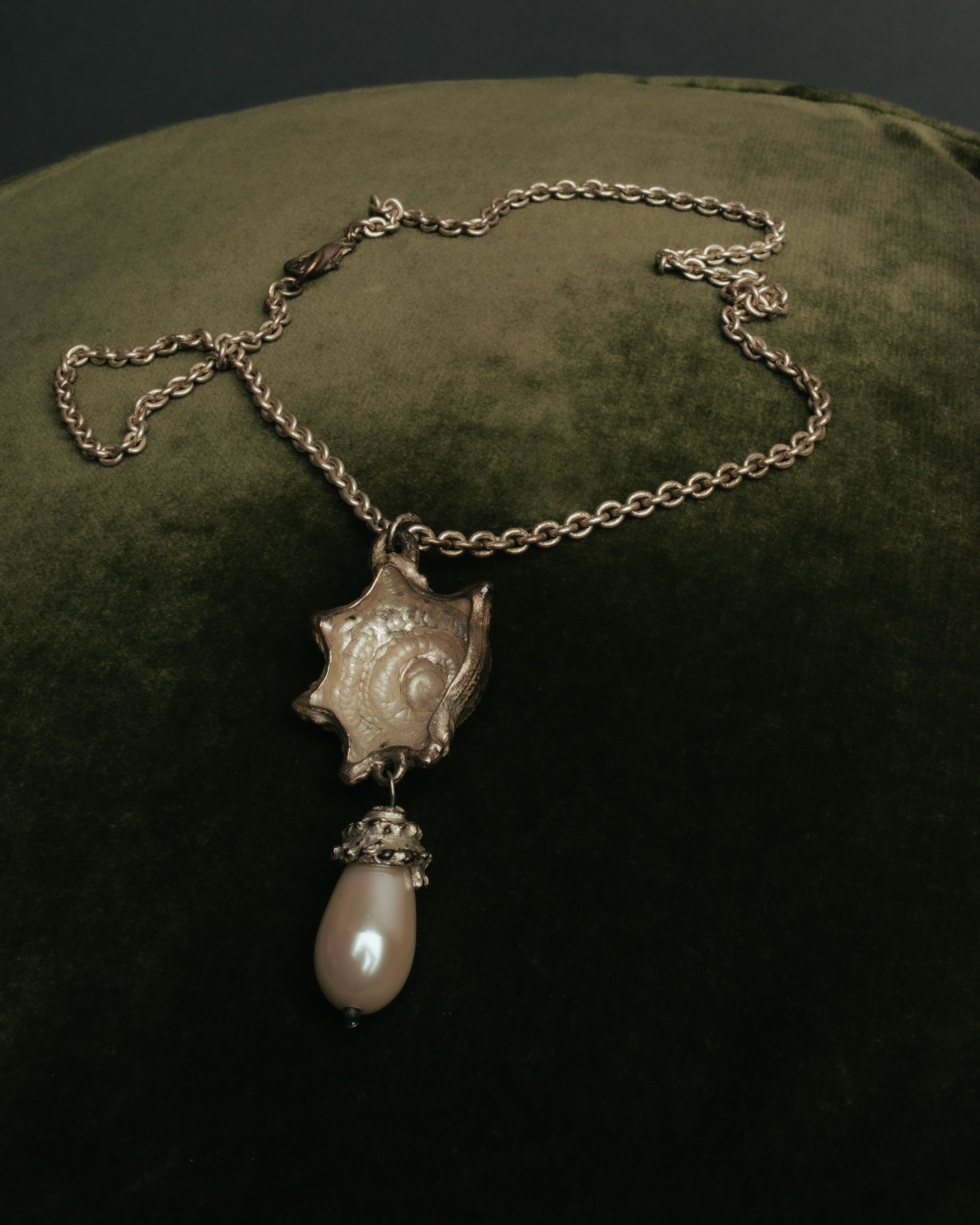 “KENZO” 80’s-90’s Sculptural shell pearl pendant necklace