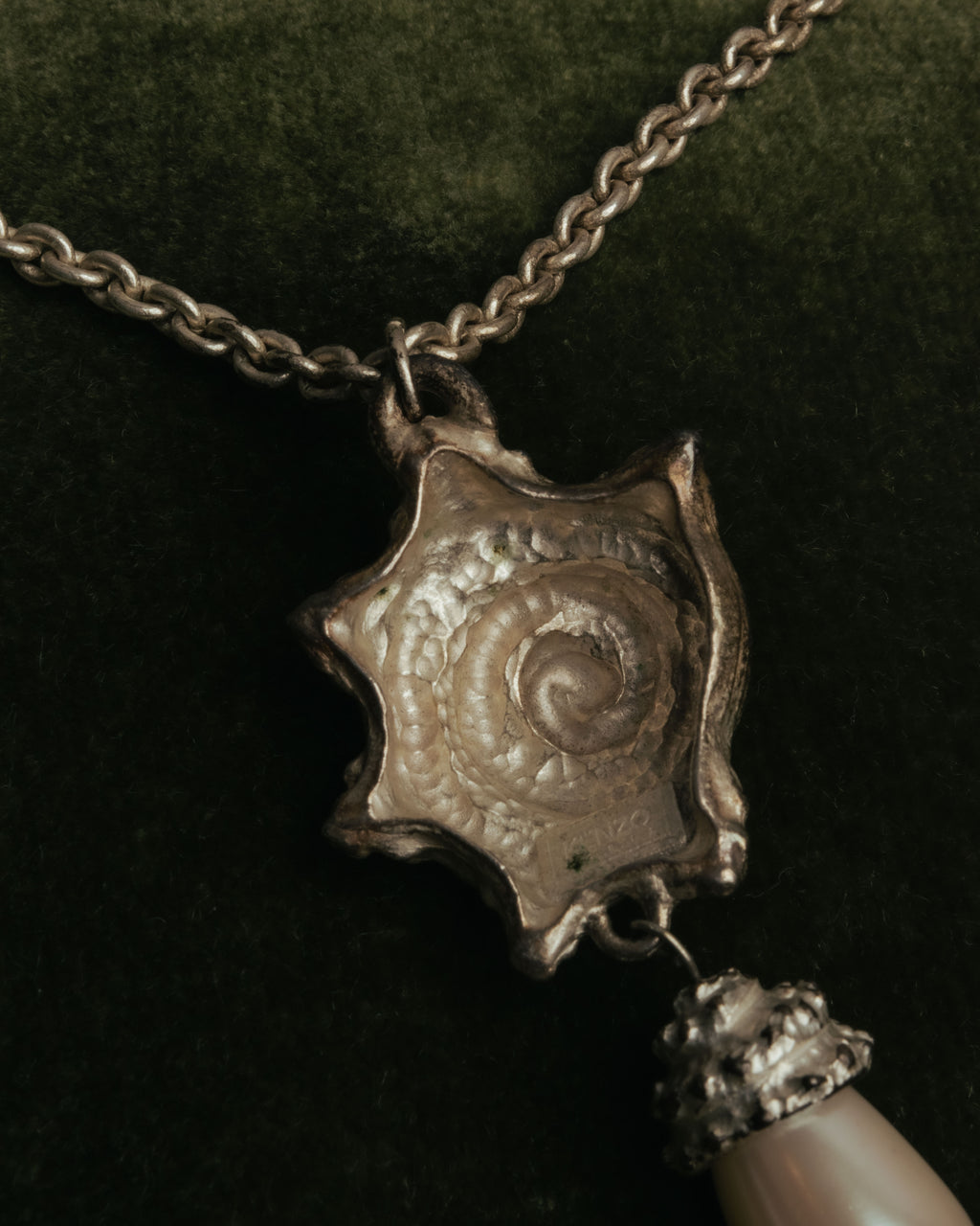“KENZO” 80’s-90’s Sculptural shell pearl pendant necklace